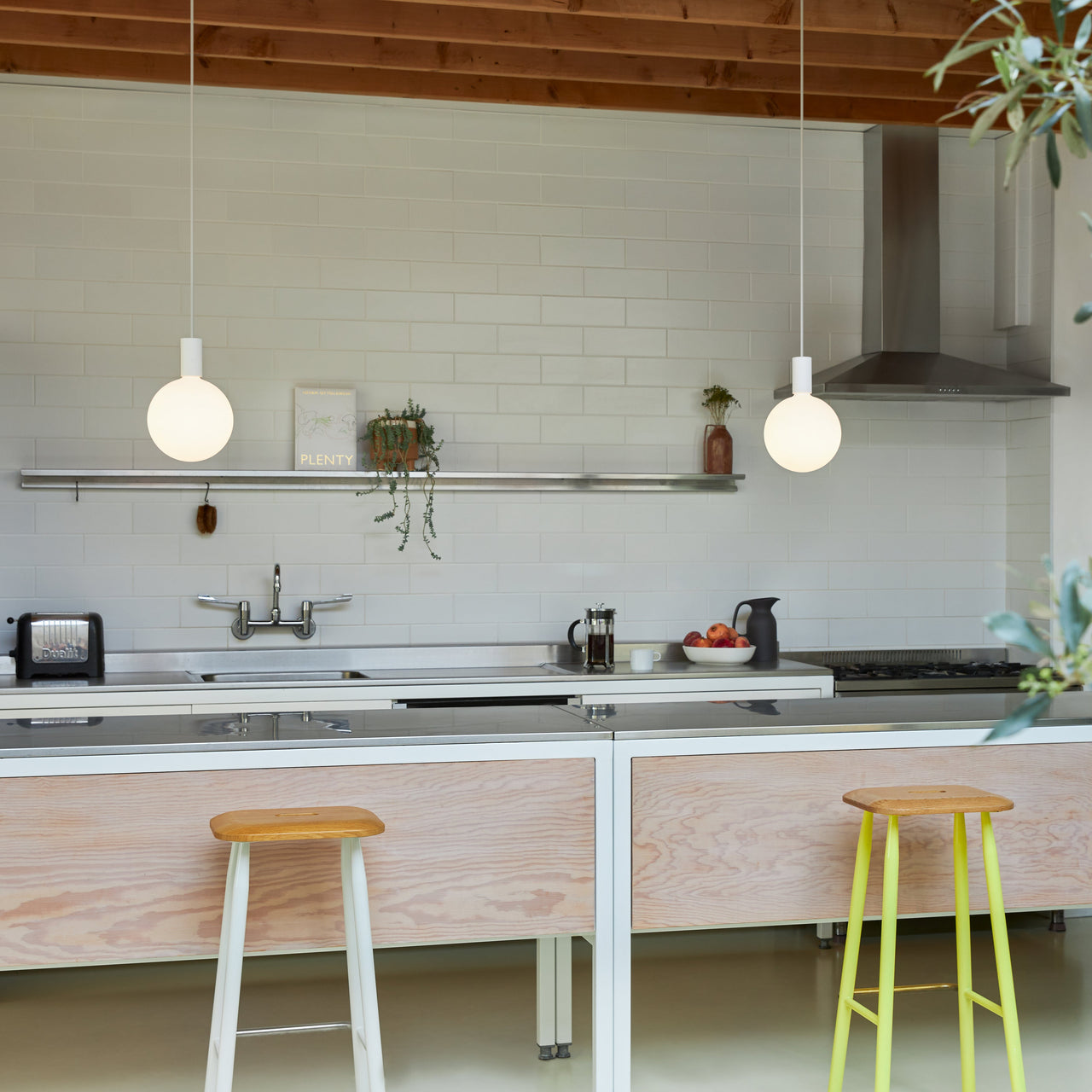 Alumina Single Pendant with Sphere V Bulb