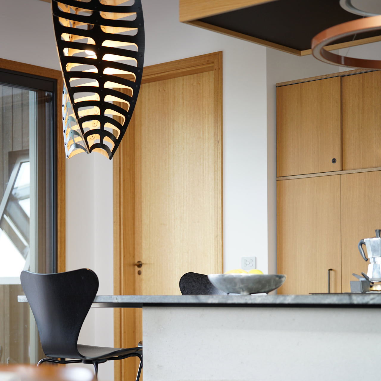 Toru Vertical Pendant Light: Medium