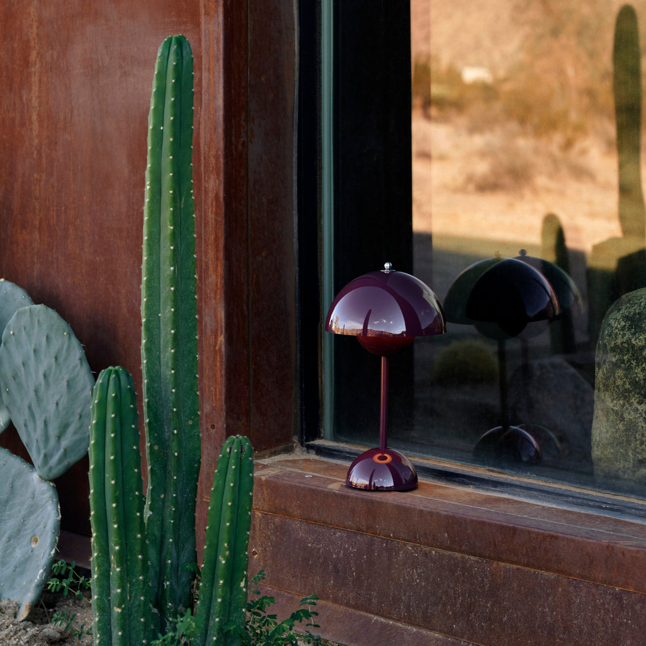 Flowerpot VP9 Portable Table Lamp