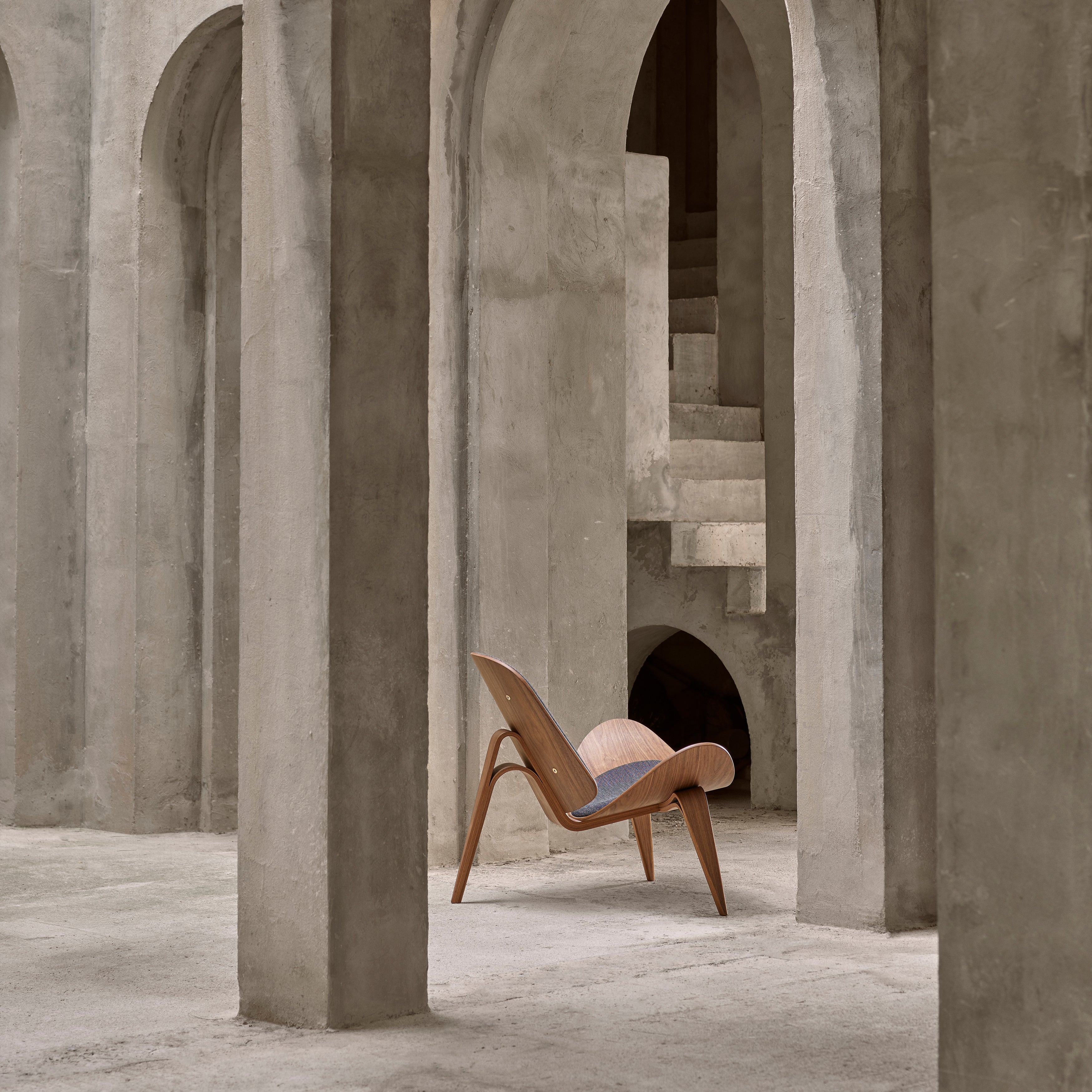 CH07 Shell Lounge Chair: Oak