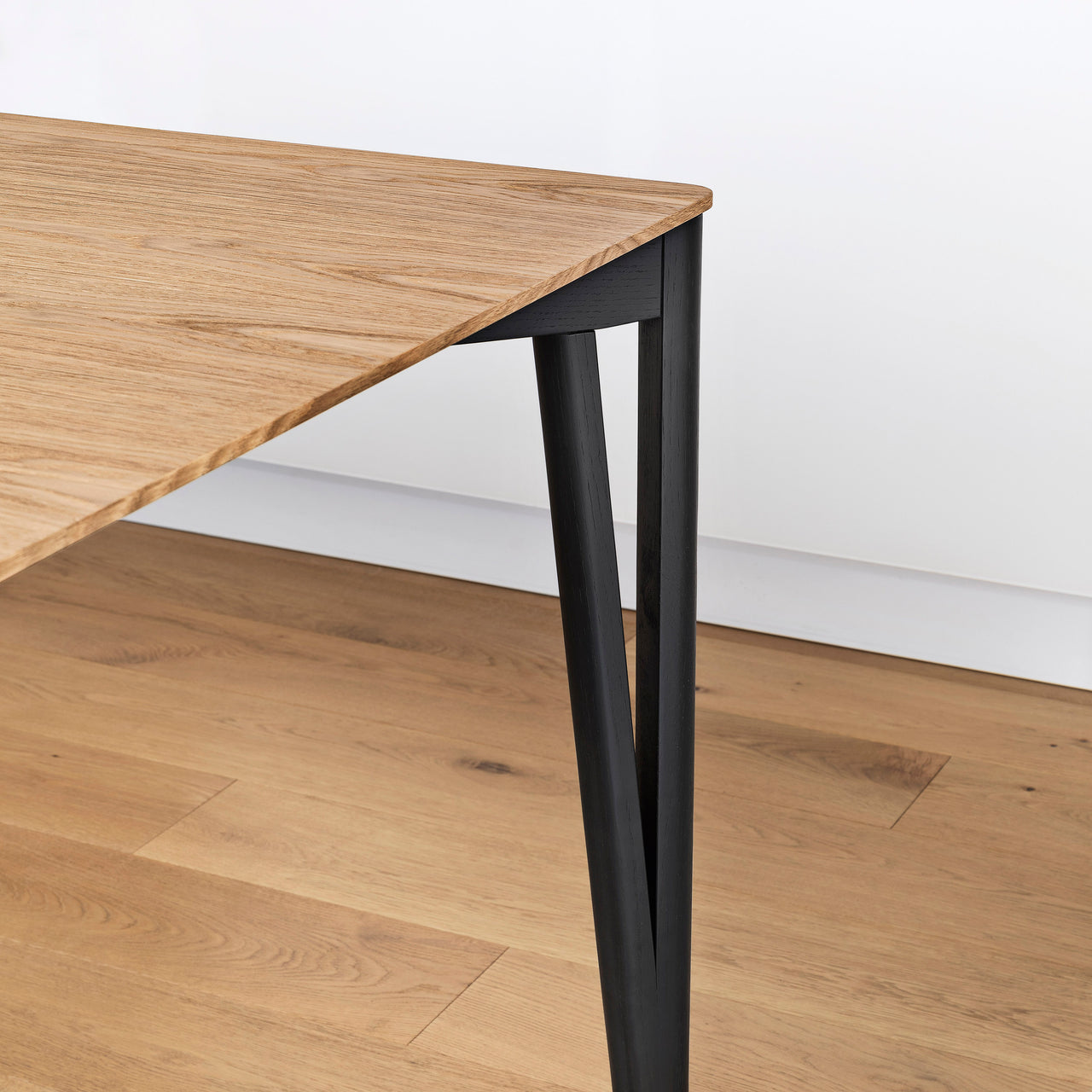 Decapo Fixed Dining Table: Medium