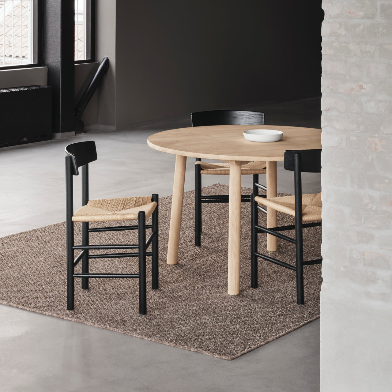 Taro Dining Table: Round