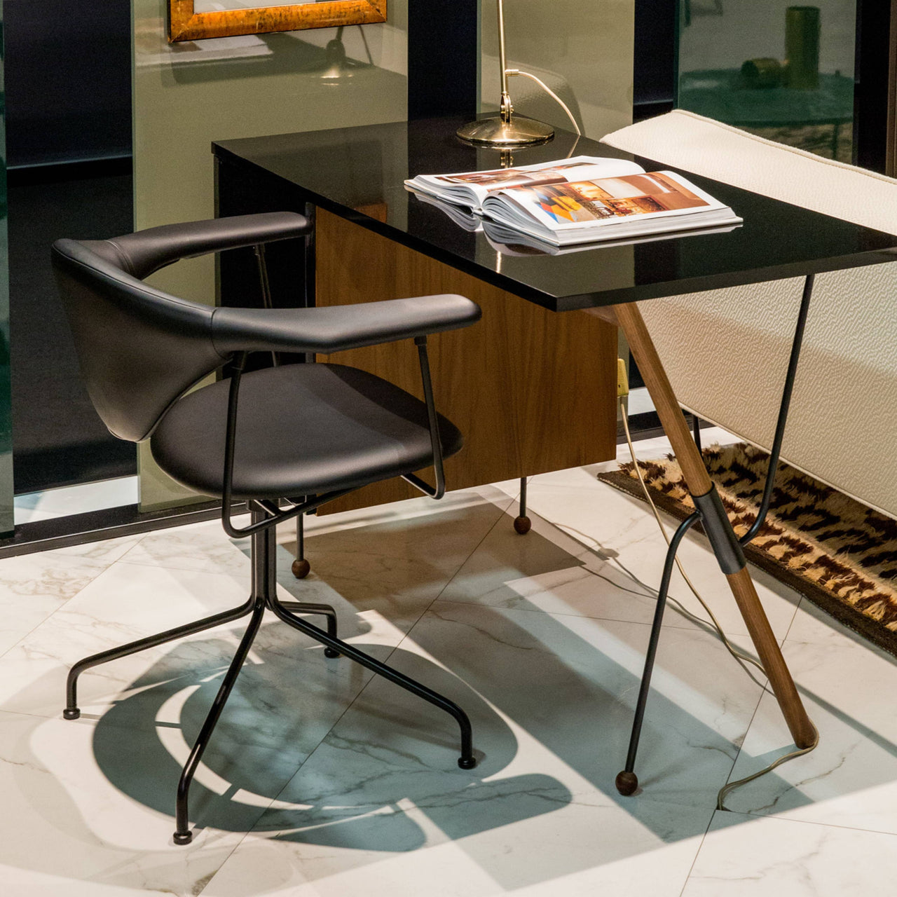 Masculo Meeting Chair: Swivel Base
