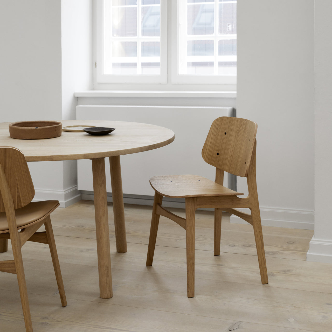 Taro Dining Table: Round