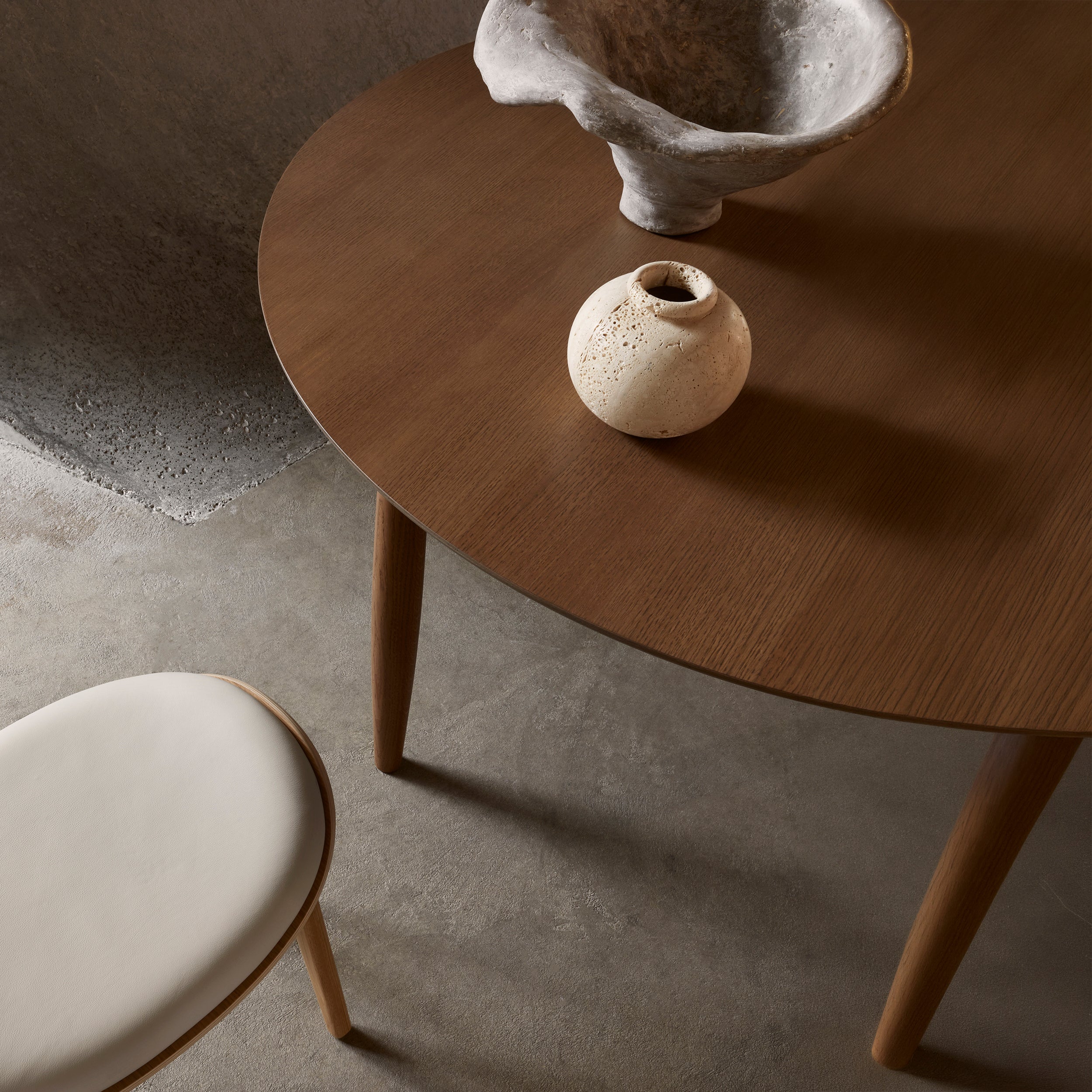 Oku Dining Table: Round