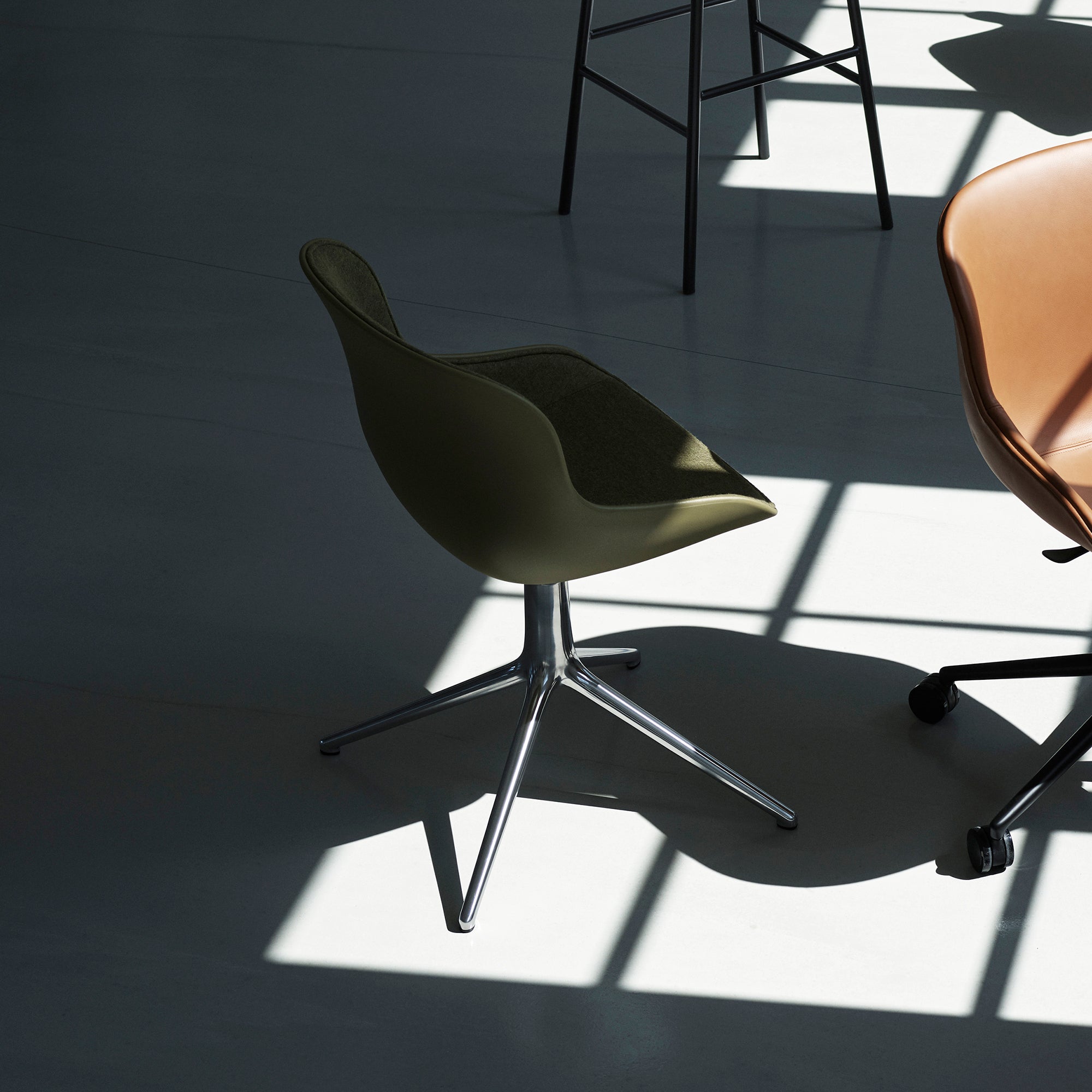 Hyg 4 Legs Swivel Chair: Front Upholstered