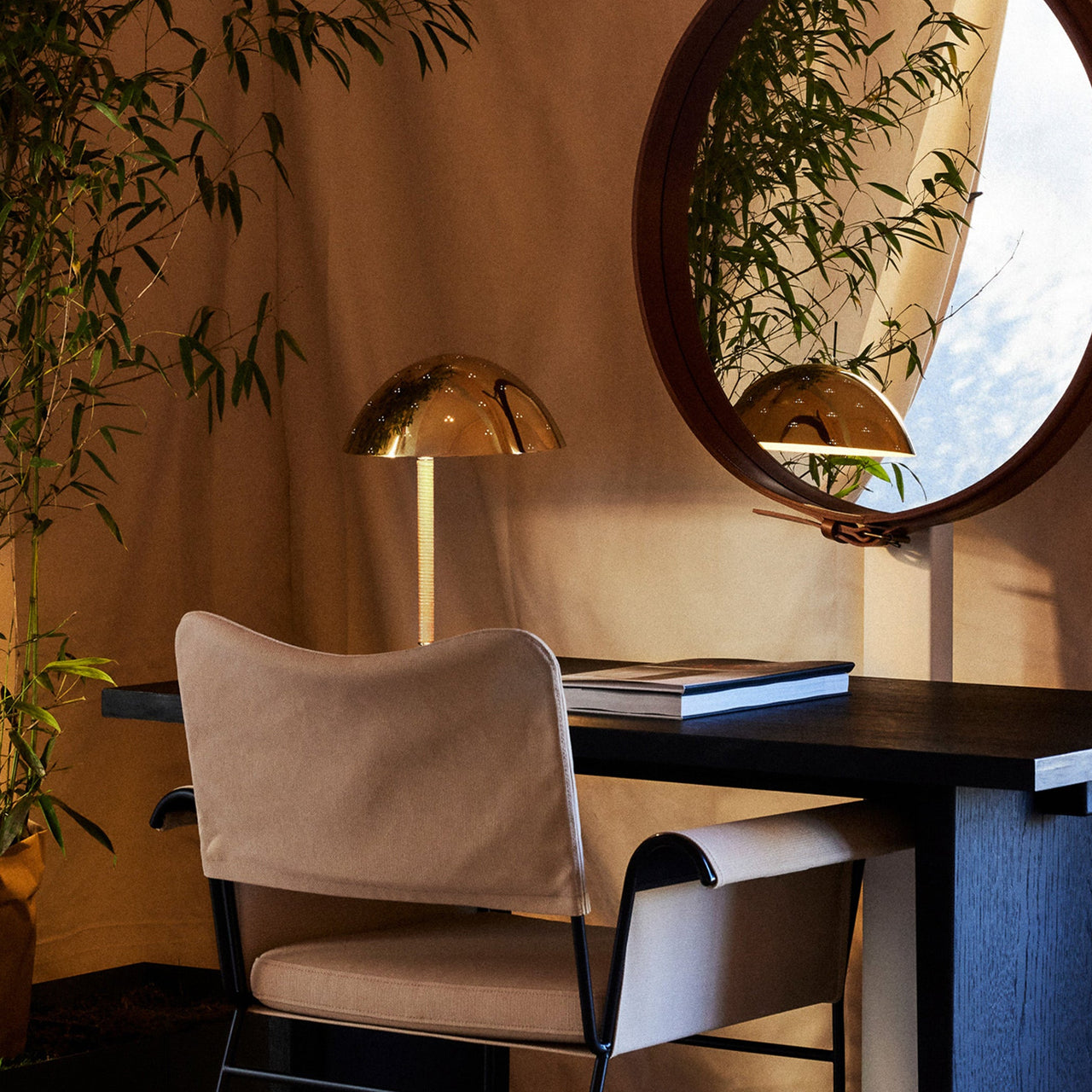 9209 Table Lamp: LS