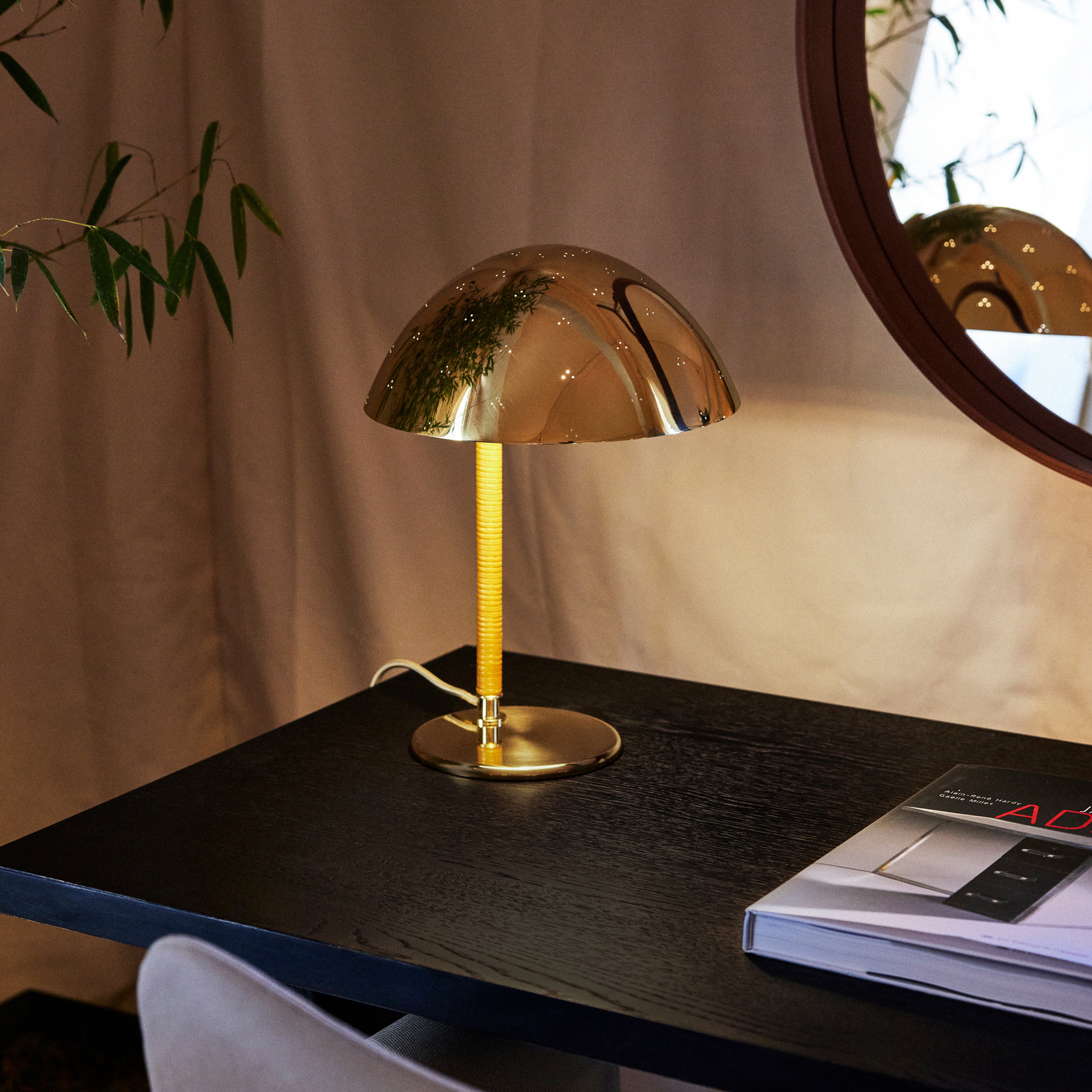 9209 Table Lamp: LS