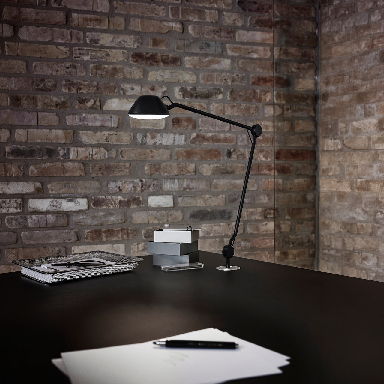 AQ01 Table Lamp Plug-In