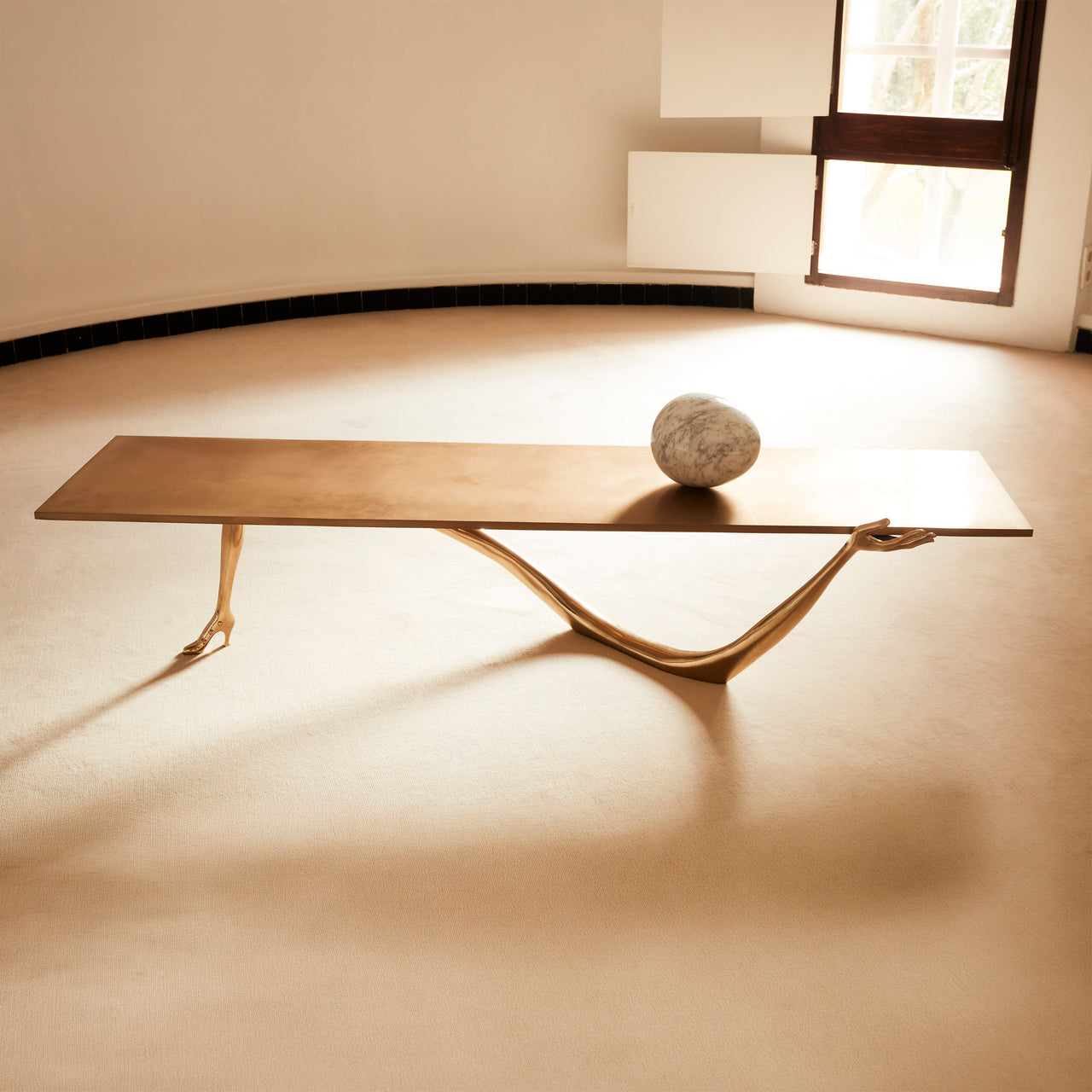Leda Sculpture Table
