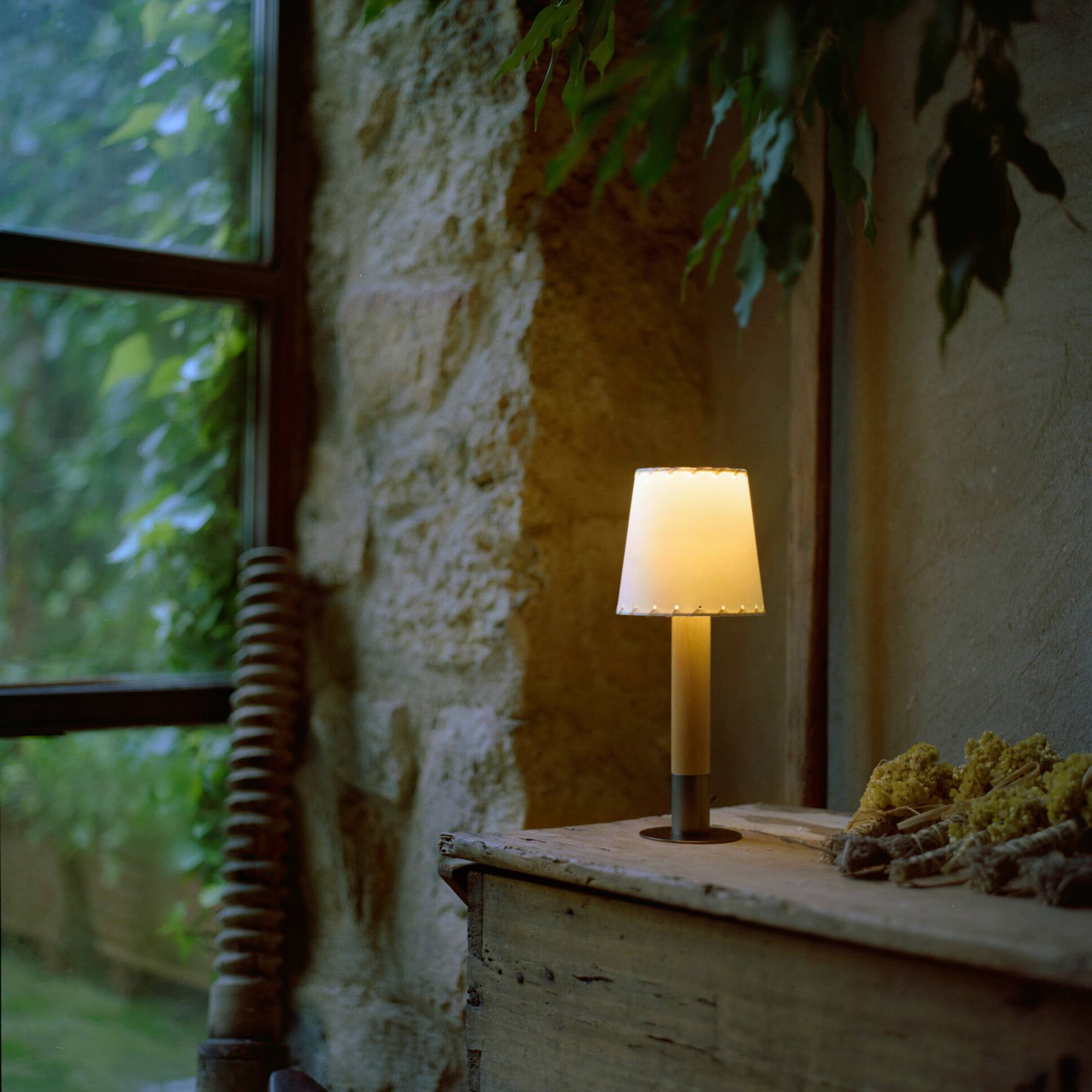 Básica Mínima Table Lamp - Quick ship