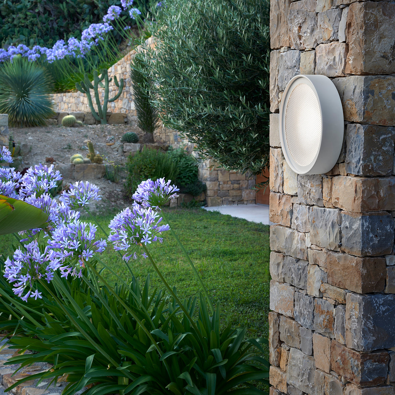 Berlin Wall Lamp: Outdoor