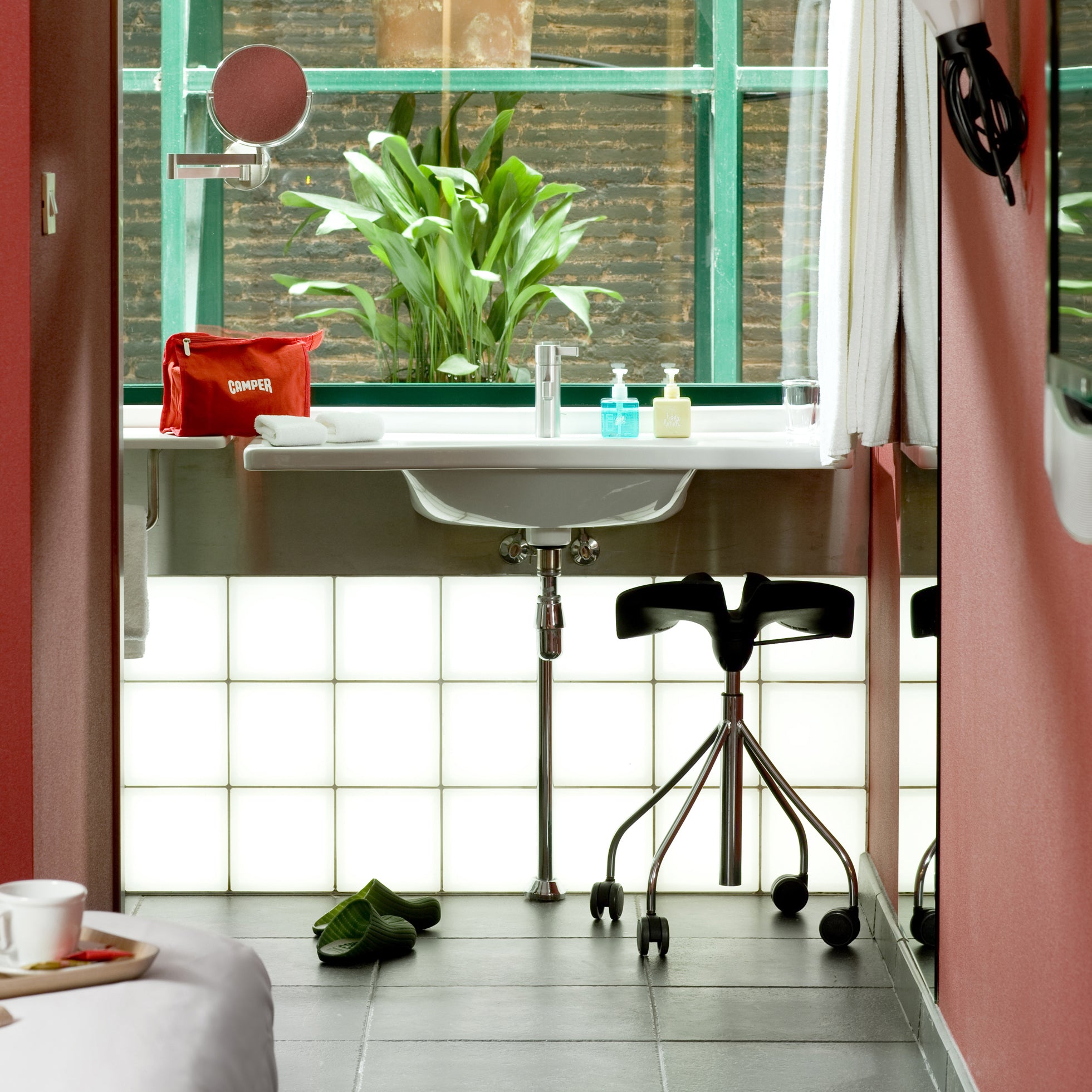Binaria Adjustable Stool