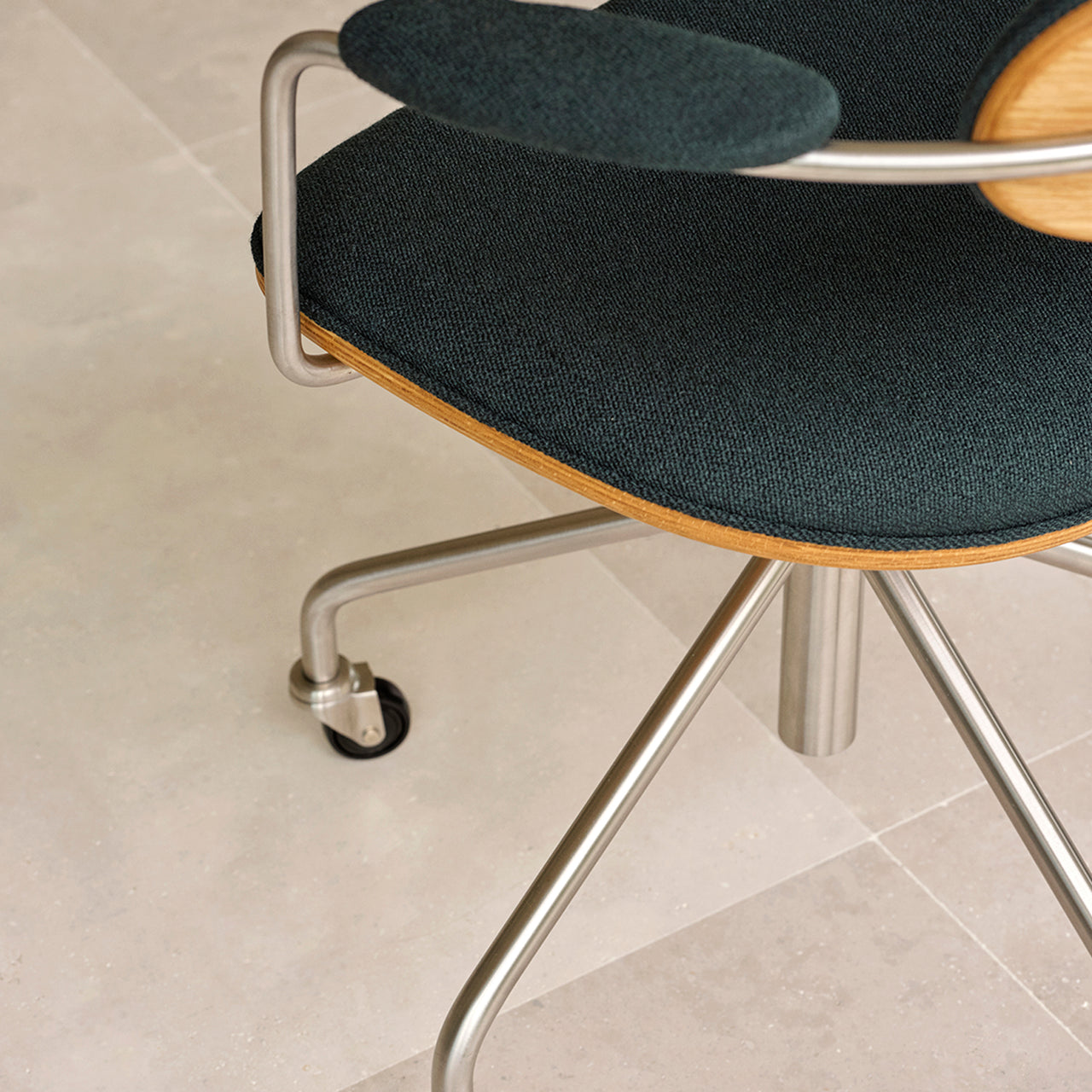 CH621 Swivel Chair