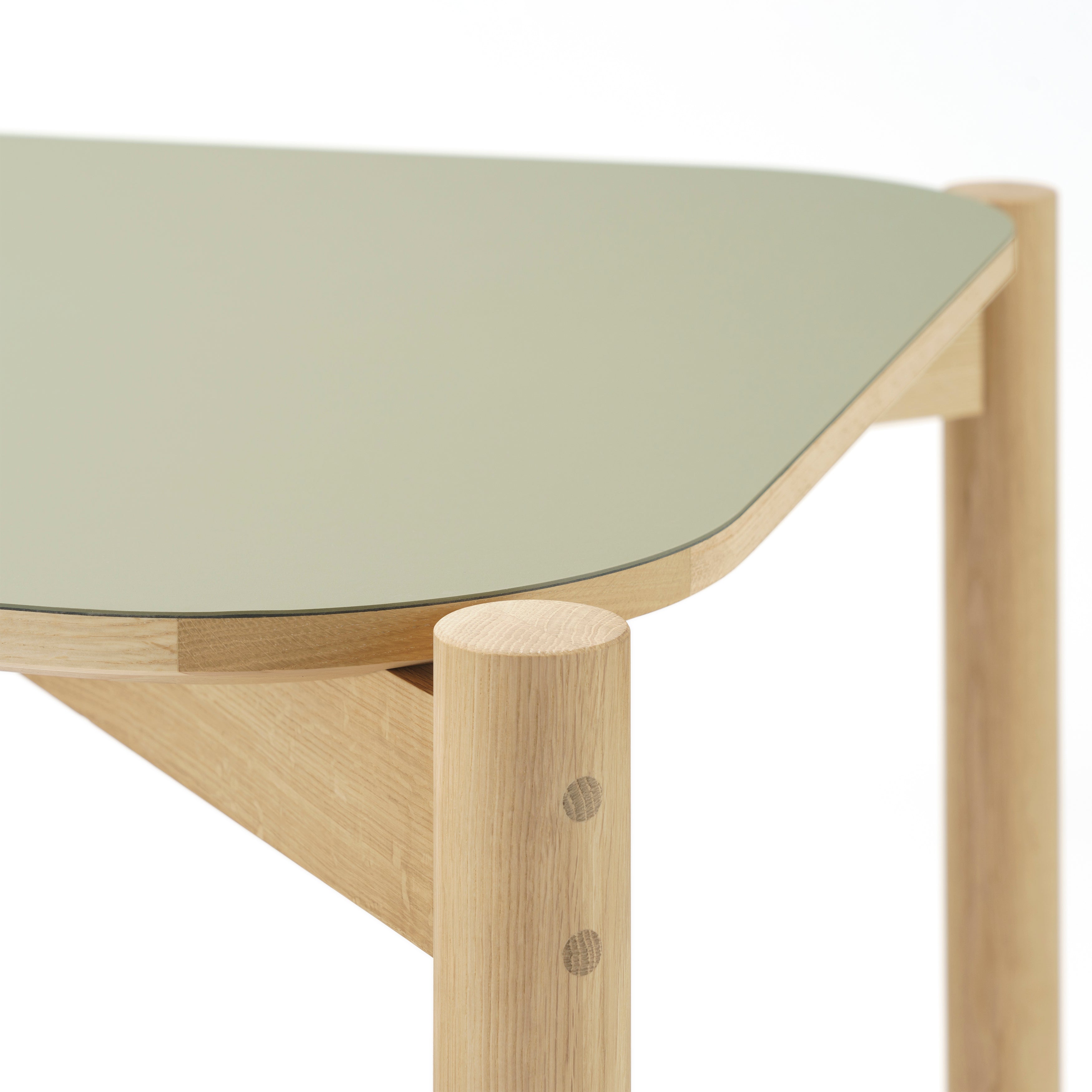 Castor Dining Table: Linoleum