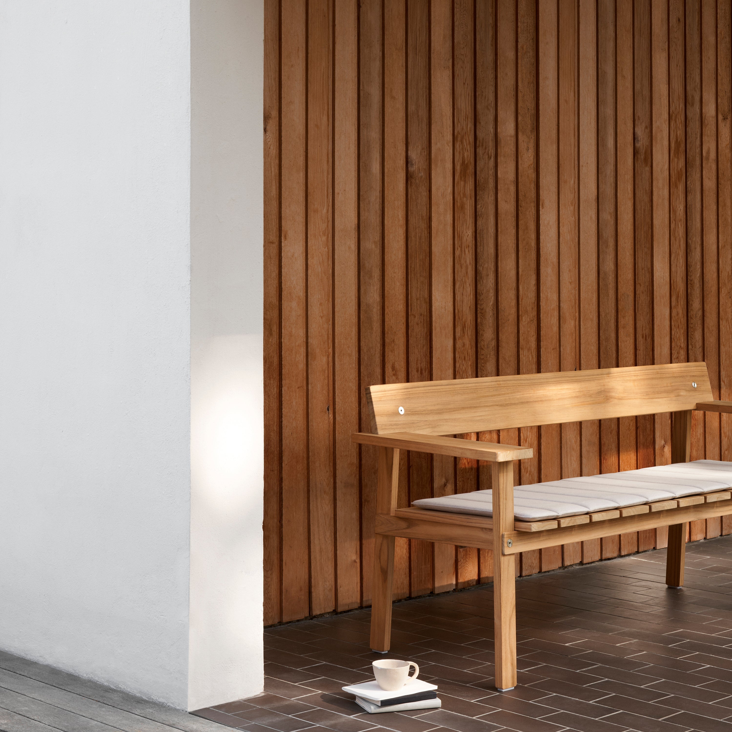 GL101 Timbur Outdoor Bench: Upholstered