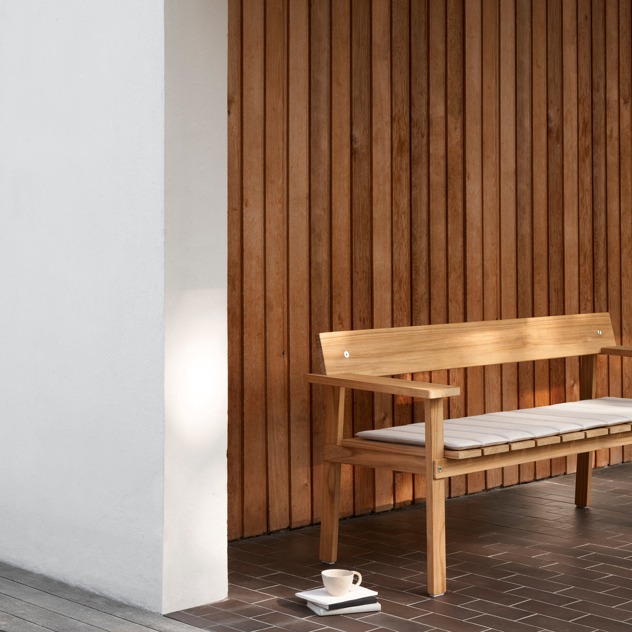 GL101 Timbur Outdoor Bench: Upholstered