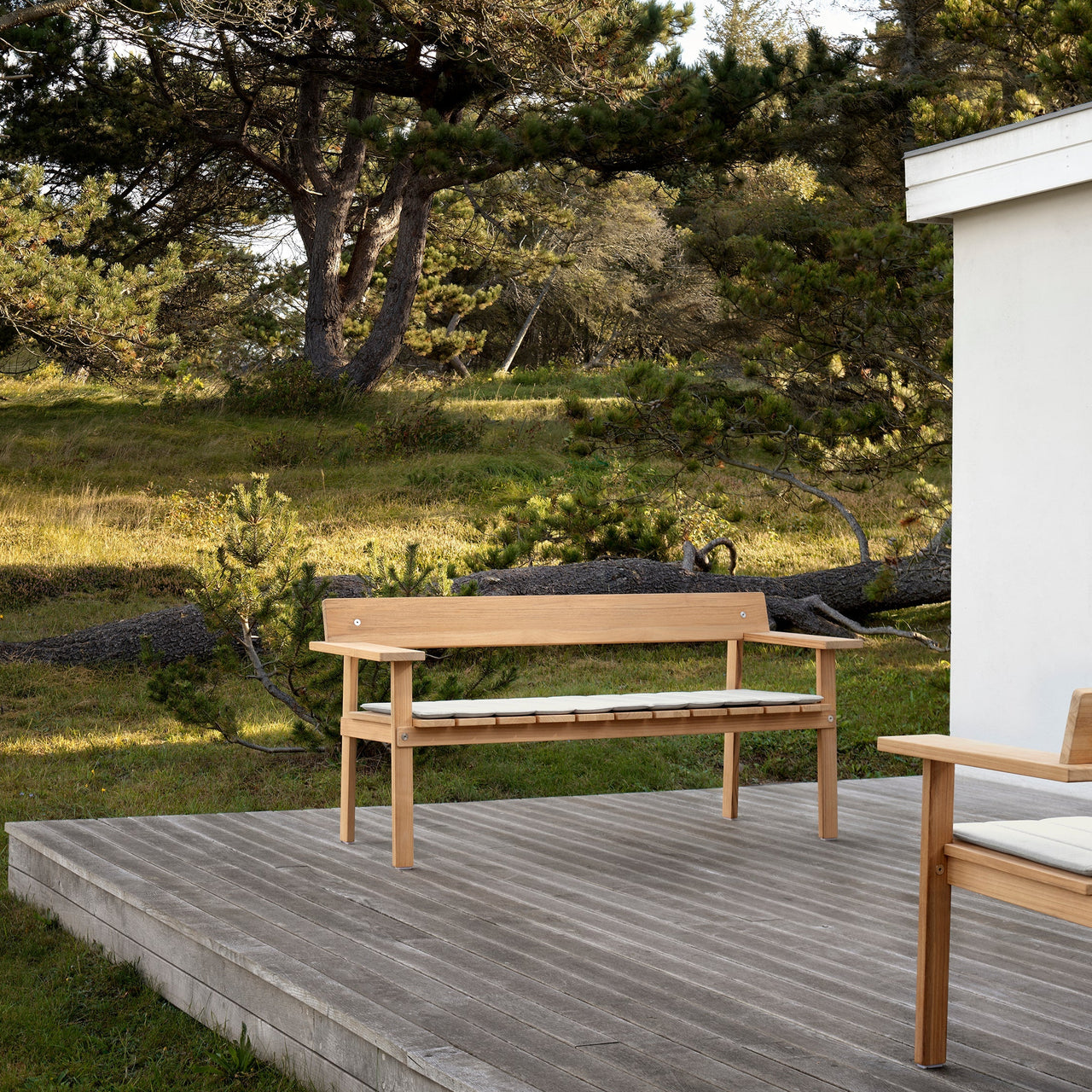 GL101 Timbur Outdoor Bench: Upholstered