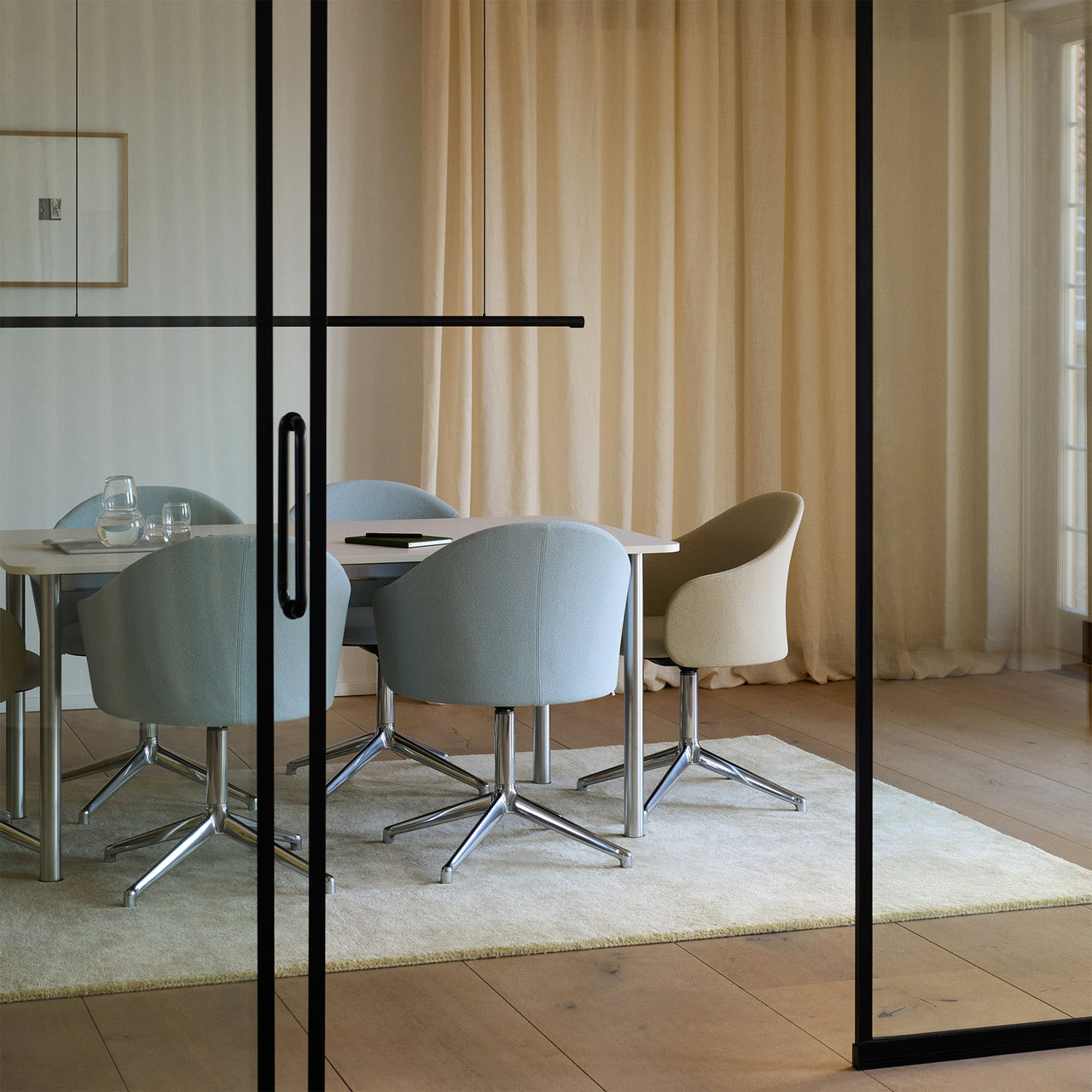 Gomo Armchair: 4 Point Swivel Base + LS