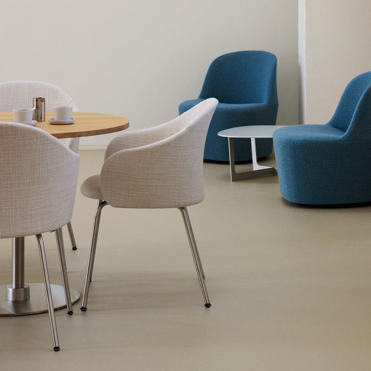Gomo Armchair: Tube Base + LS