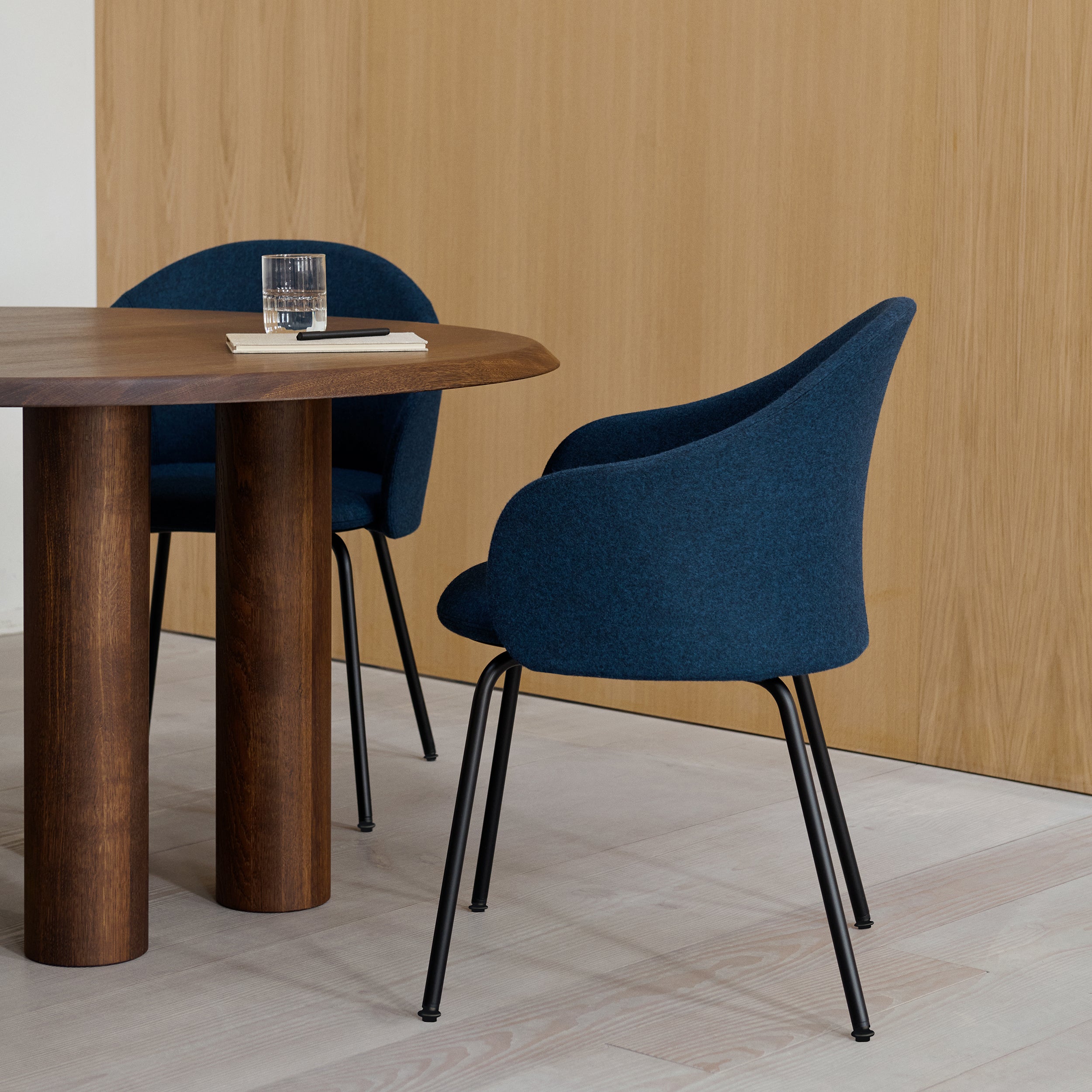 Gomo Armchair: Tube Base + LS
