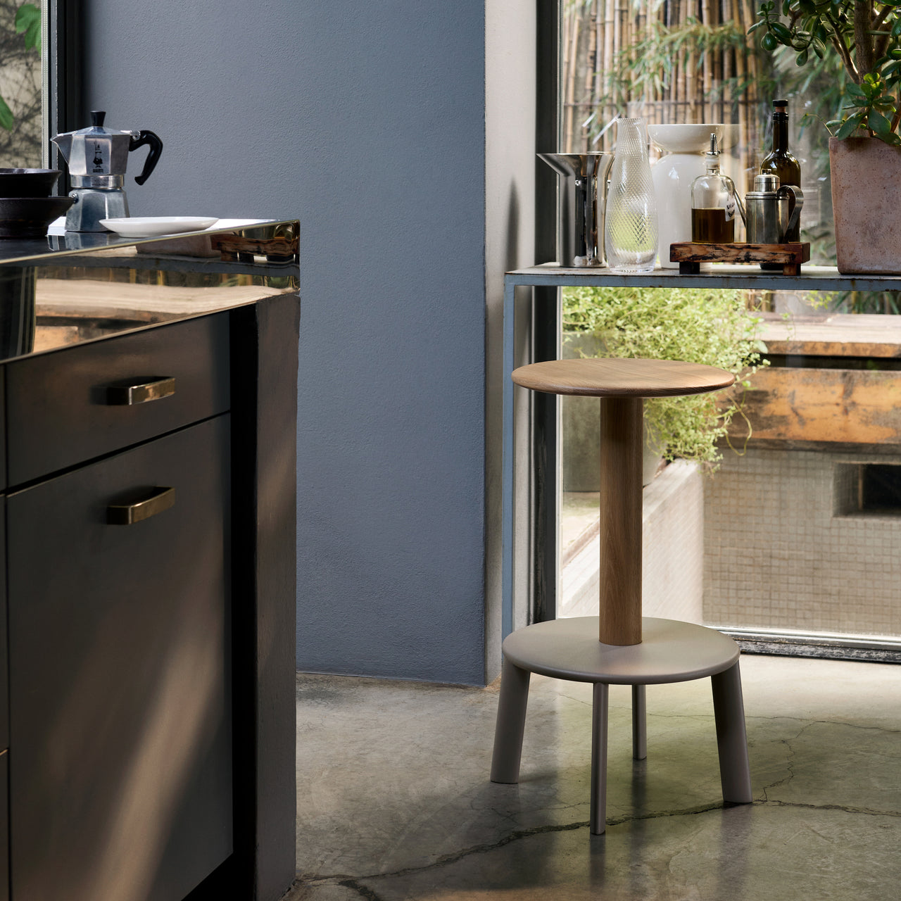 Massif Bar + Counter Stool: AV40 + AV39 + LS