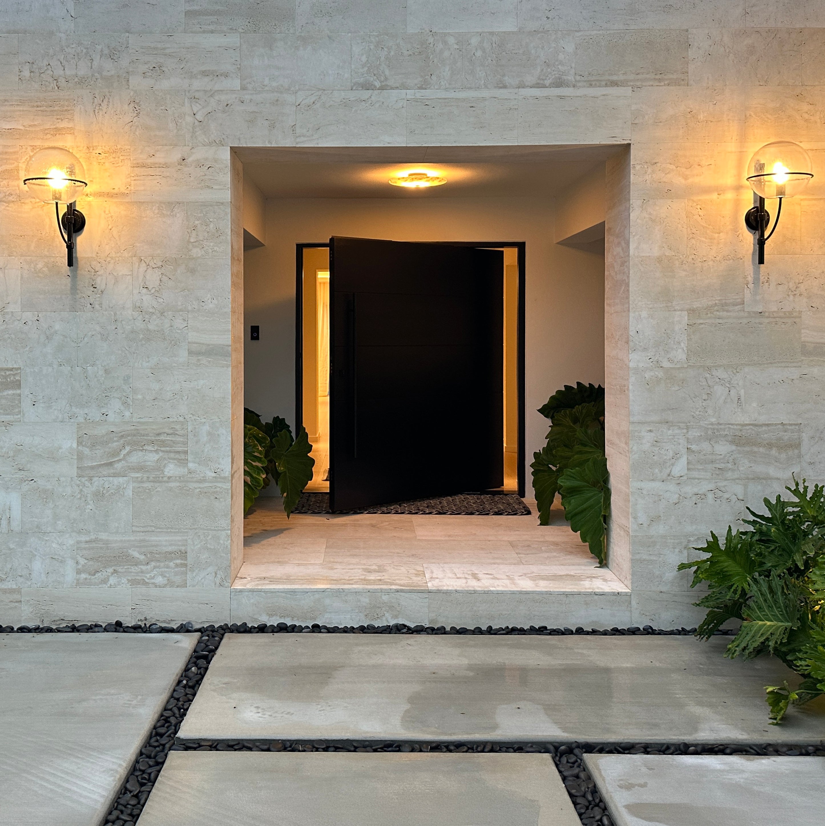Lyndon Wall Lamp: Outdoor