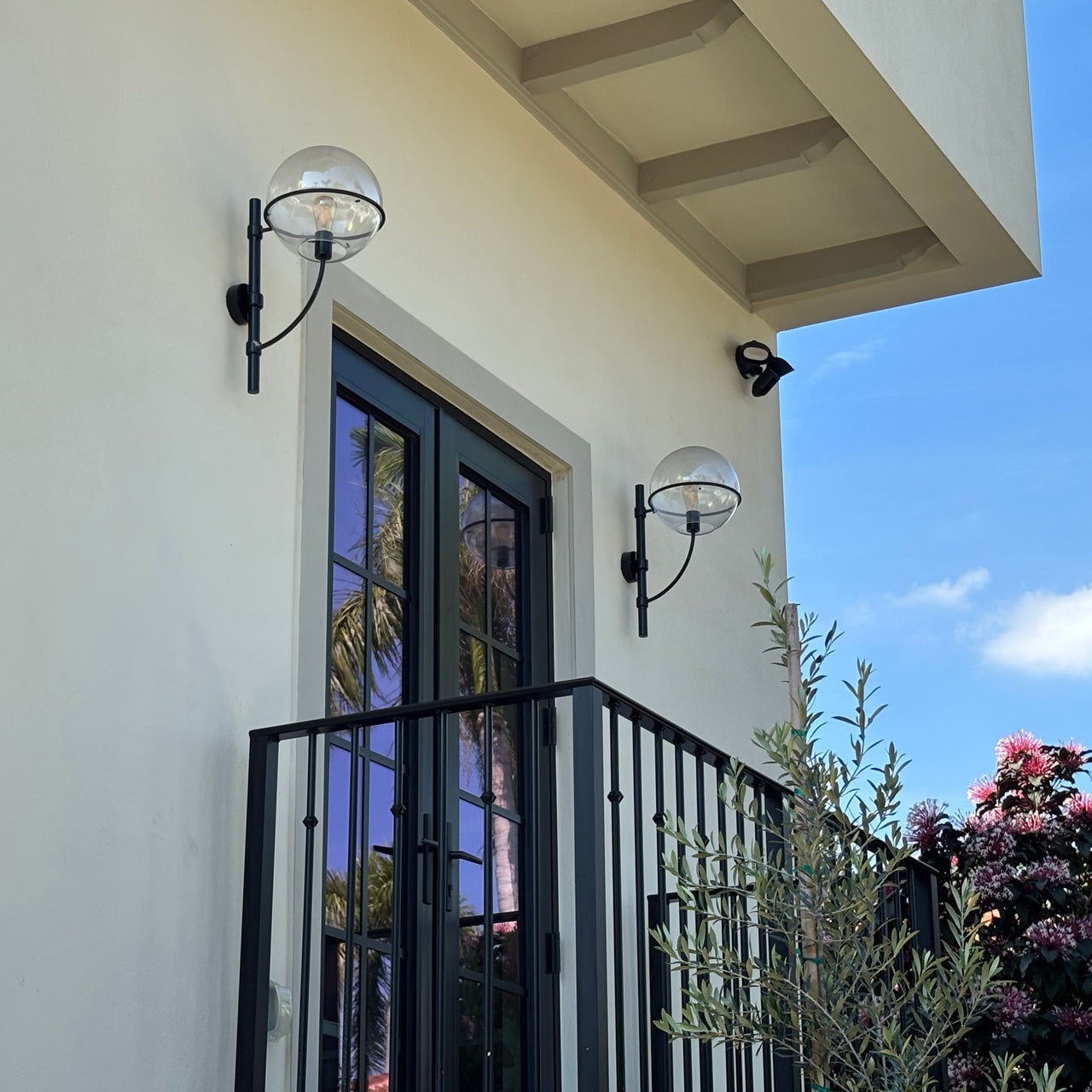 Lyndon Wall Lamp: Outdoor