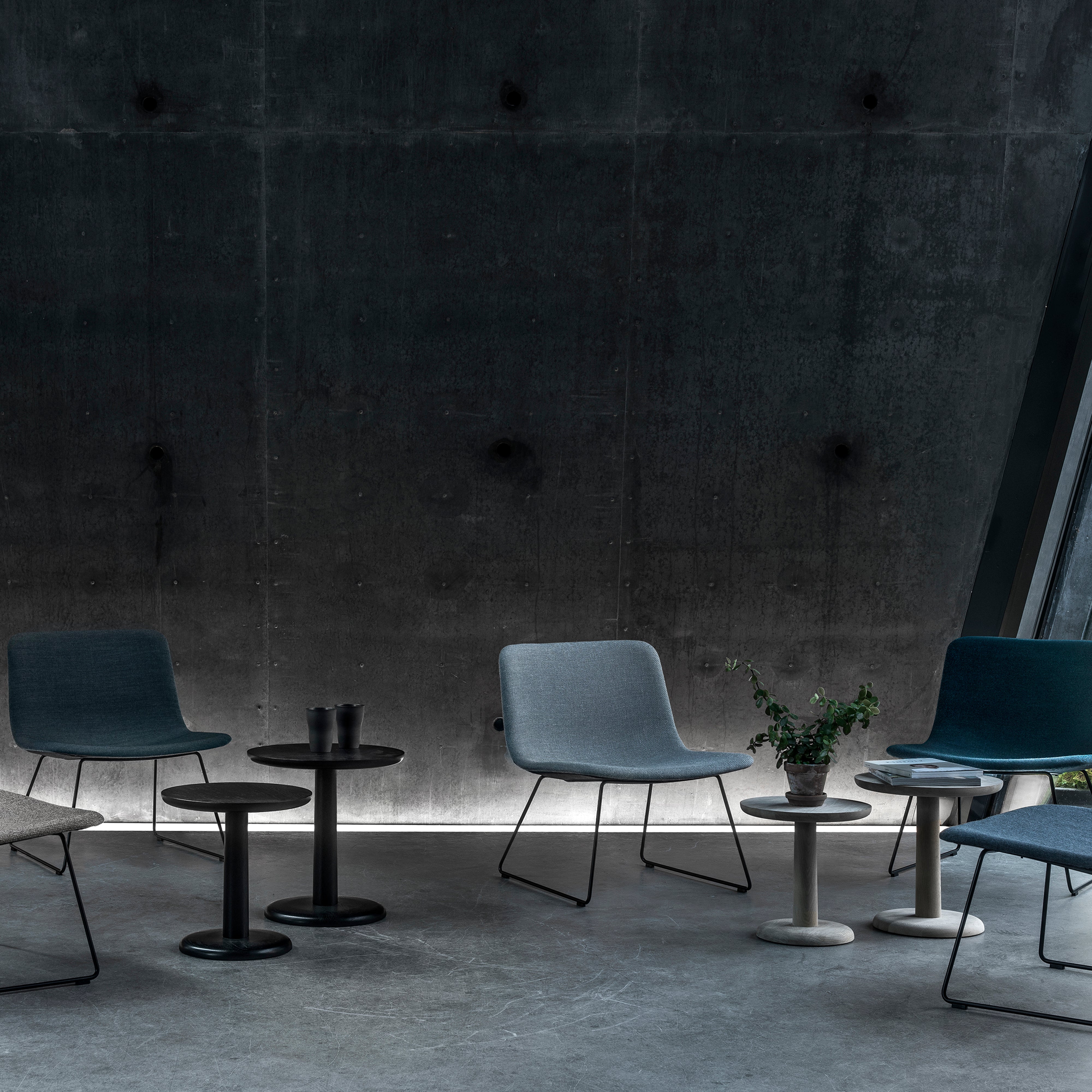 Pato Lounge Chair: Sledge Base: LS