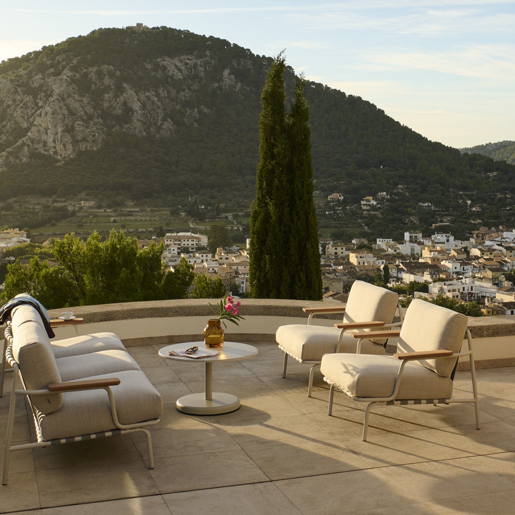 Settle Lounge Chair