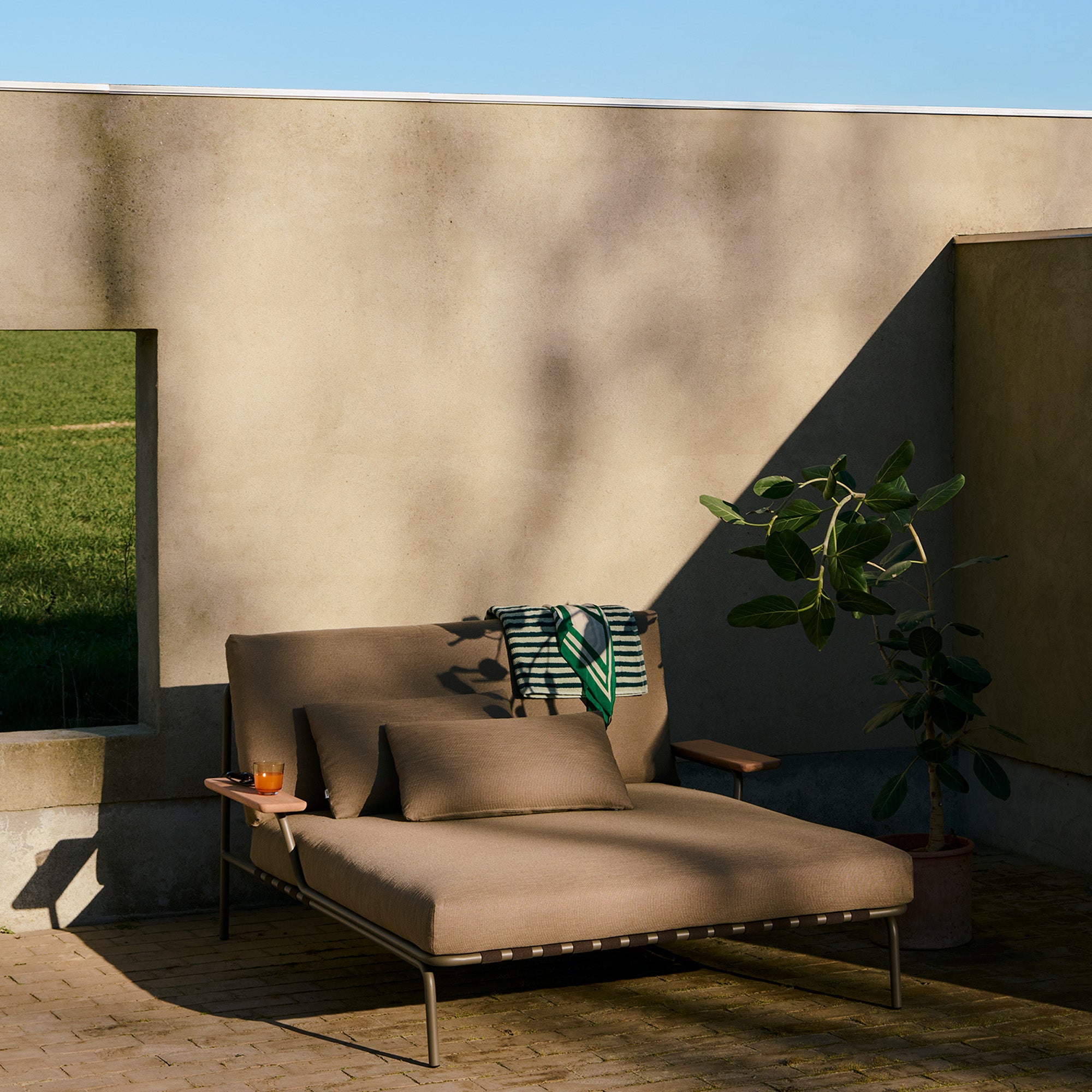 Settle Lounge Bed: LS