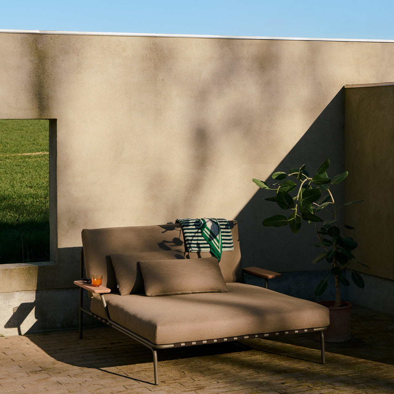 Settle Lounge Bed: LS