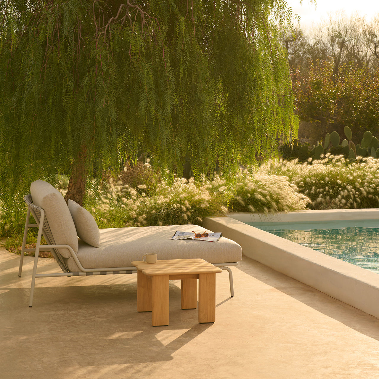 Settle Lounge Bed: LS