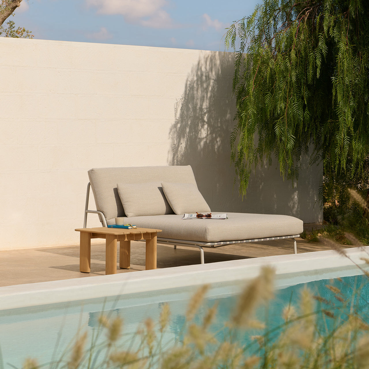 Settle Lounge Bed: LS
