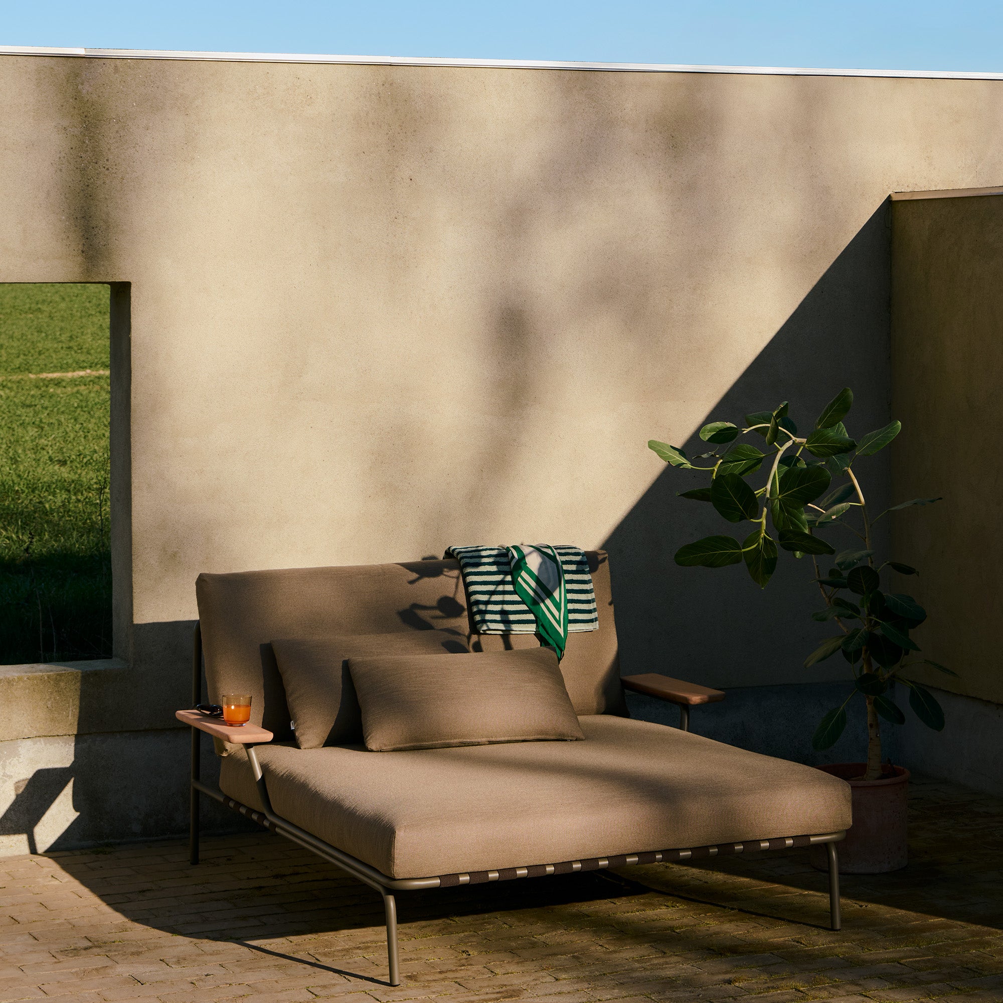 Settle Lounge Bed: LS