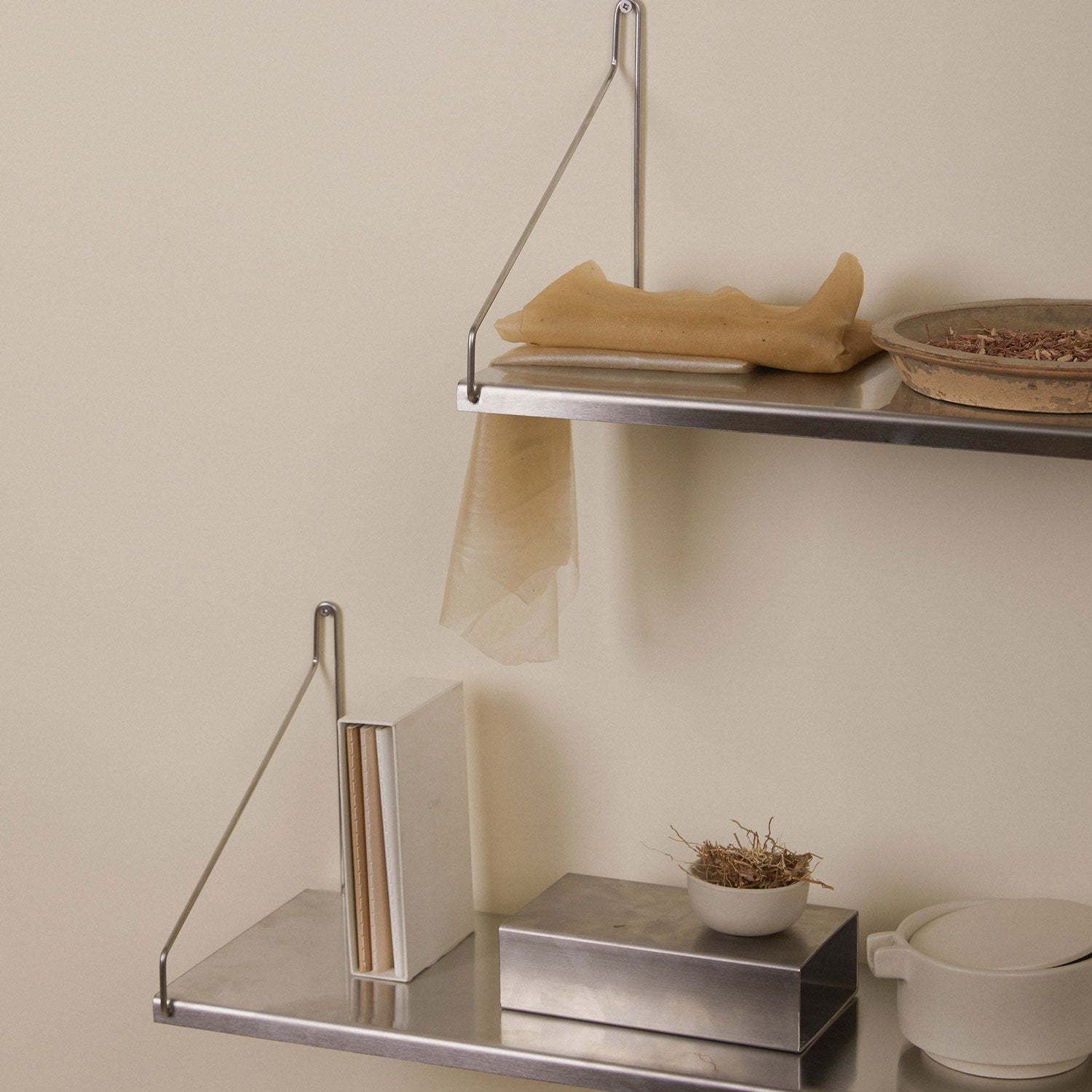 Shelf D27: Steel + DI