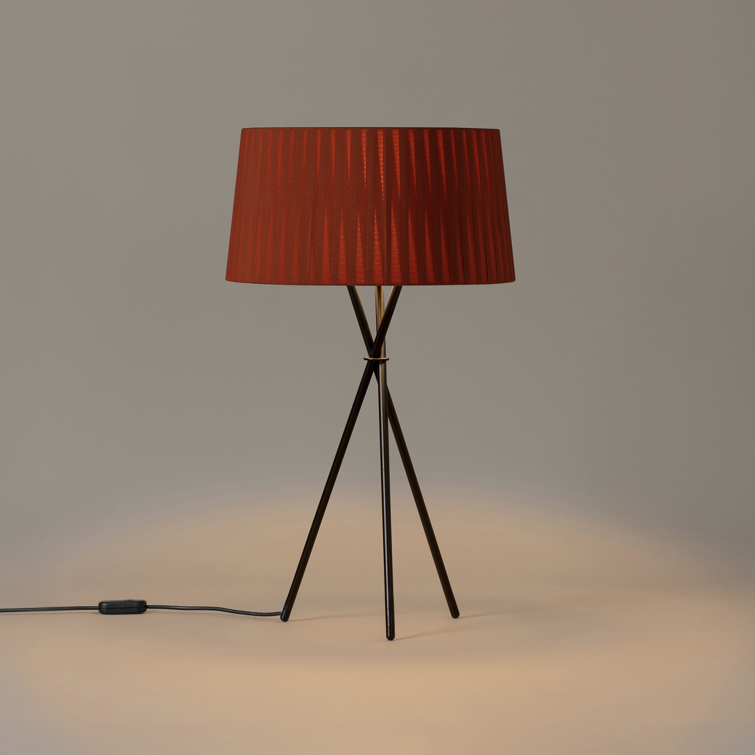 Trípode G6 Table Lamp