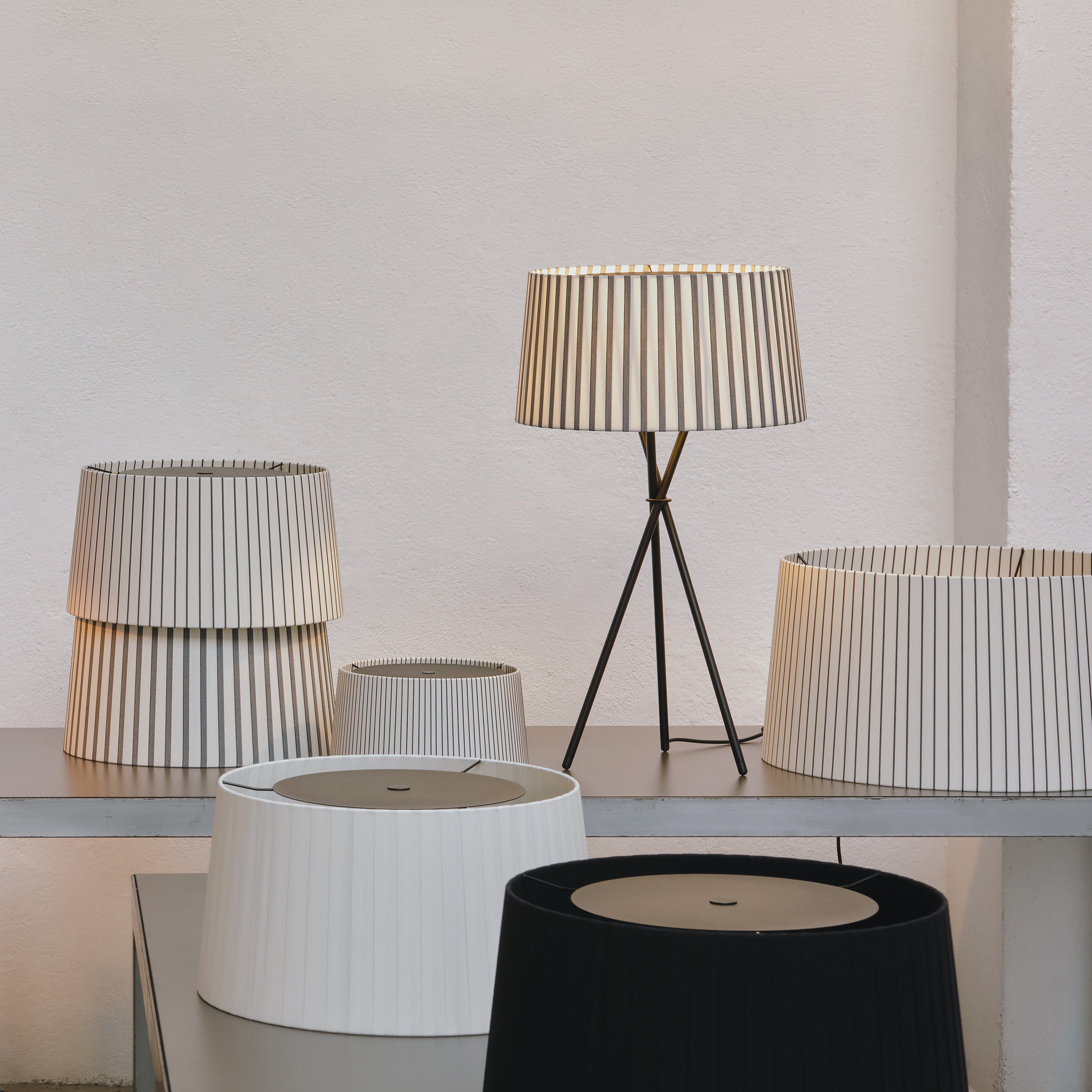 Trípode G6 Table Lamp
