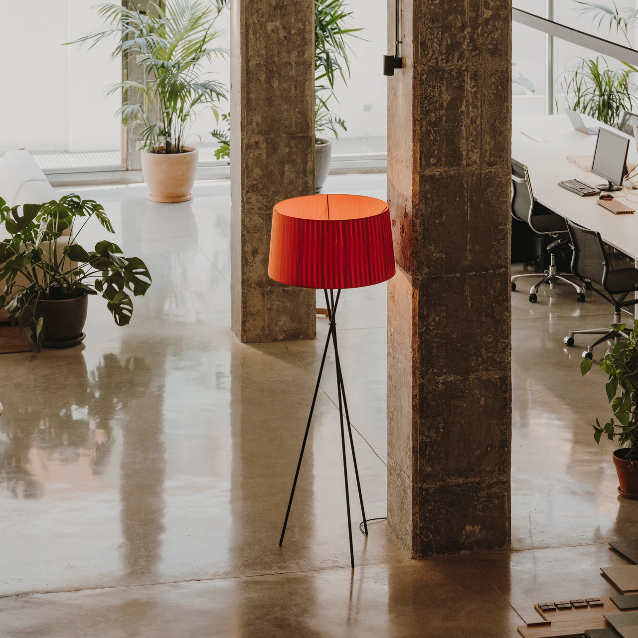 Trípode G5 Floor Lamp