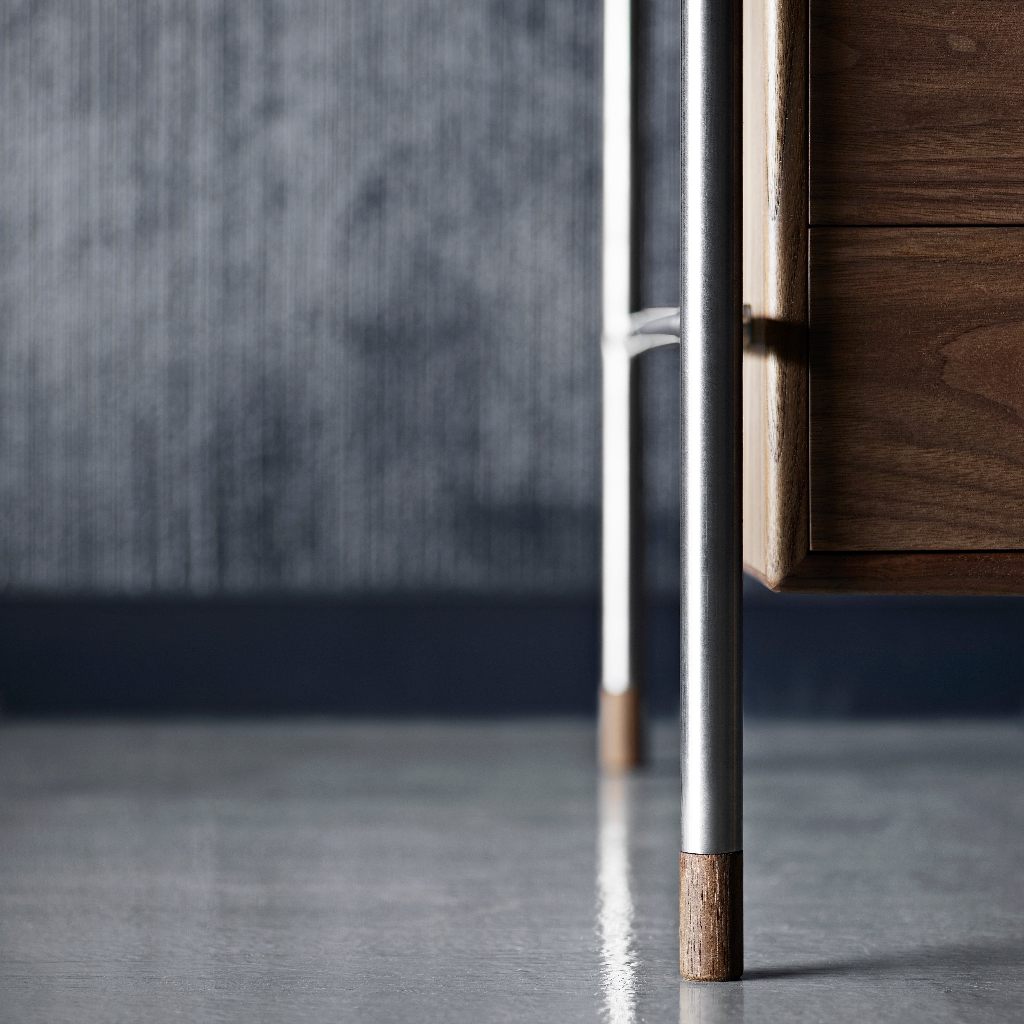 AJ52 Society Table with Lamp