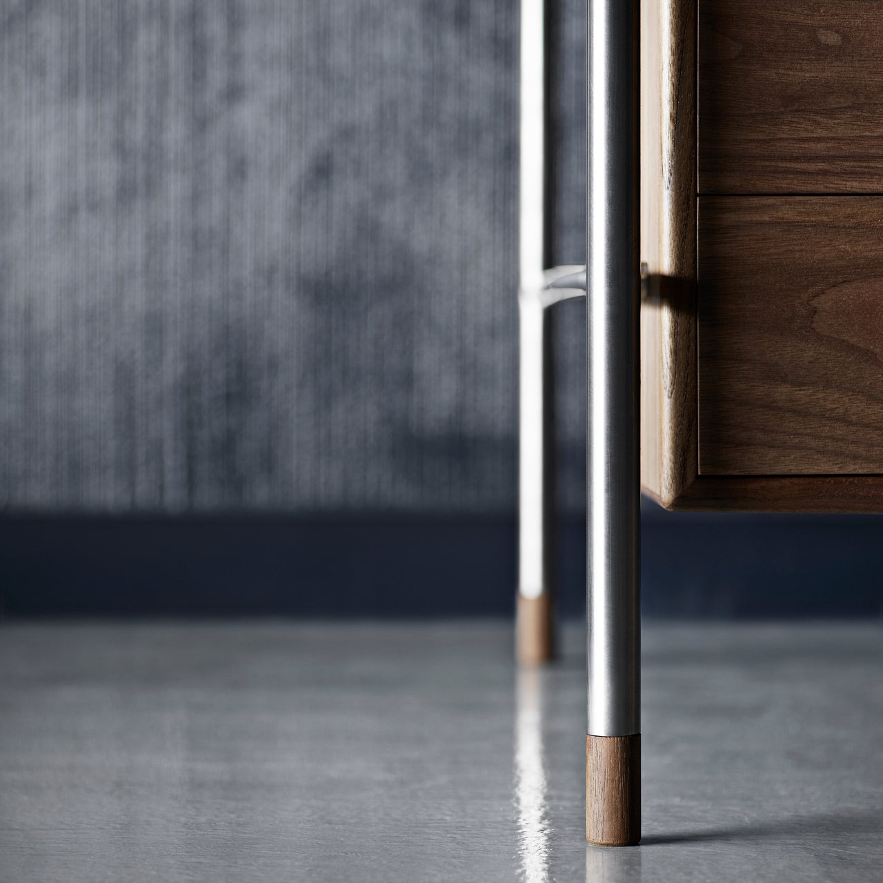 AJ52 Society Table with Lamp