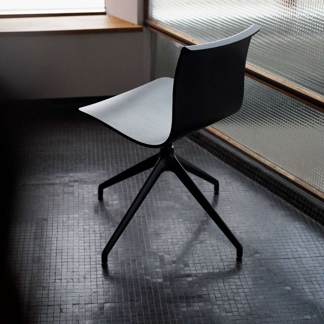 Serif Chair: 4 Star Base