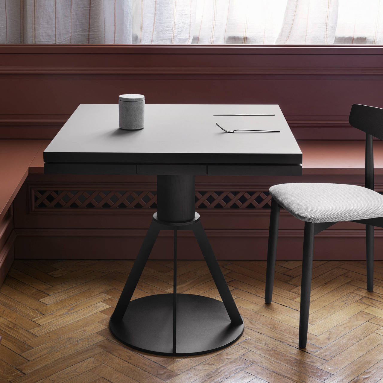 Geronimo Extendable Dining Table: Small