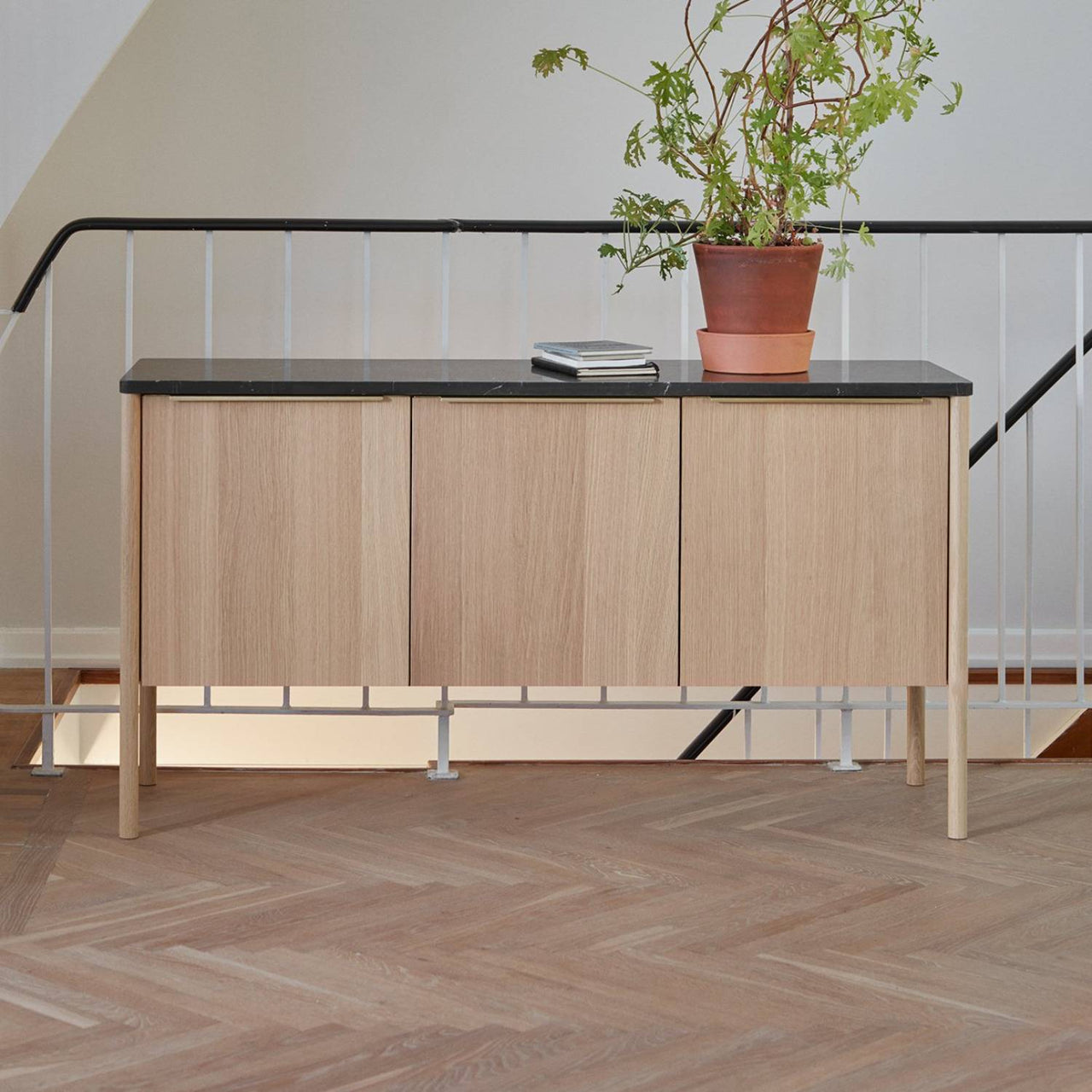 Jut Cabinet: LS