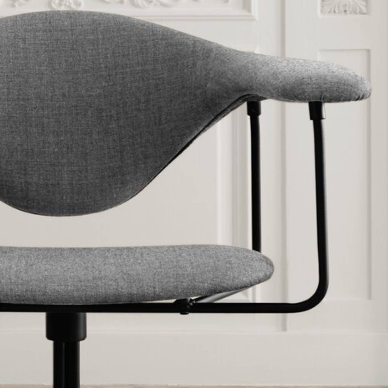 Masculo Meeting Chair: Swivel Base