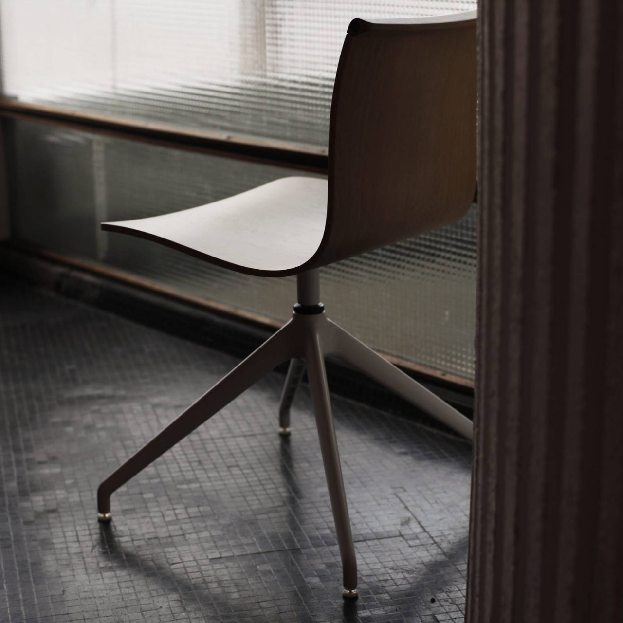 Serif Chair: 4 Star Base