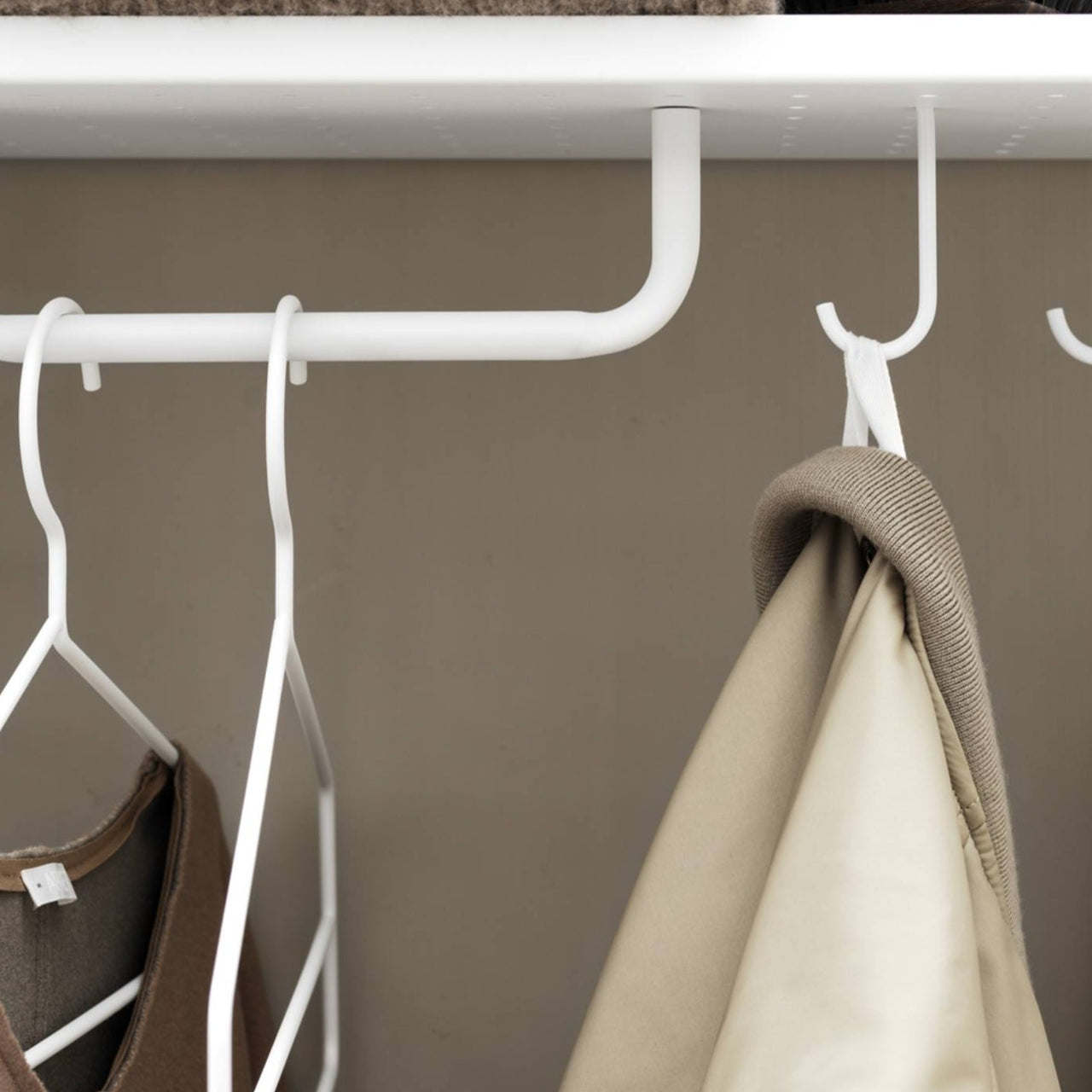 String System: Coat Hanger + Set of 4